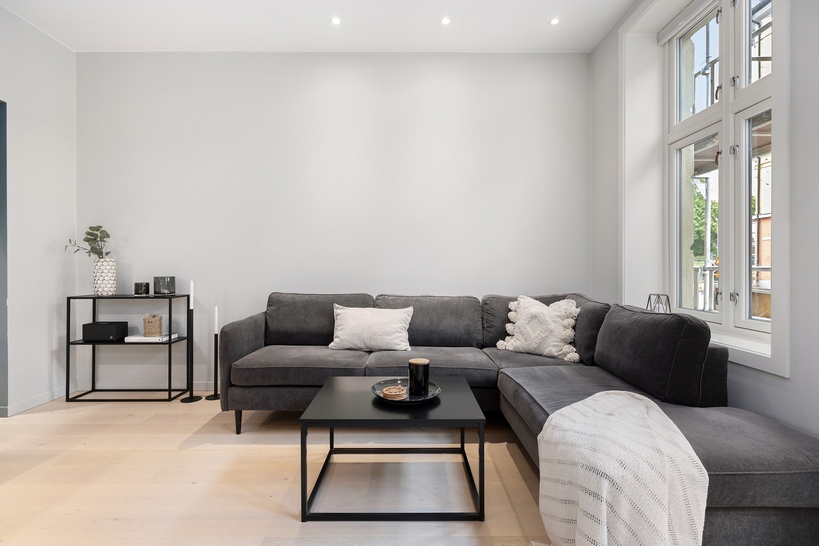 Rommet har en effektiv utforming som gir plass til både sofagruppe, mediemøblement og spiseplass. Galleribilde