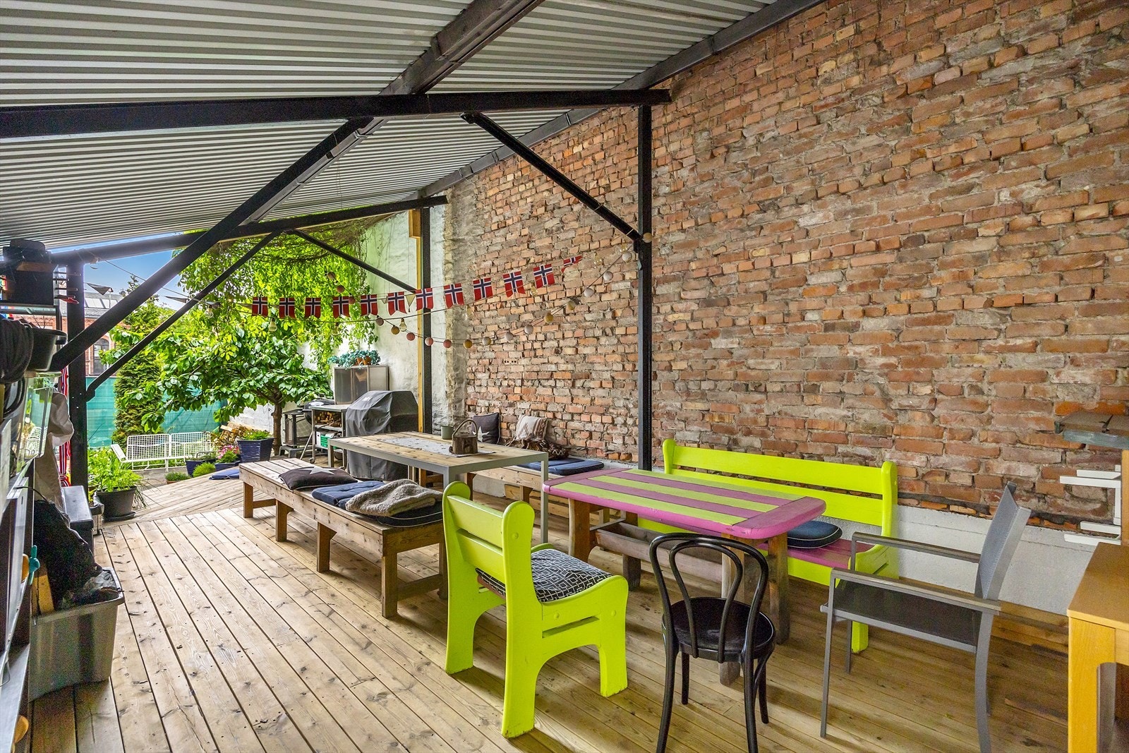 Felles terrasse med god plass til sammenkomster. Galleribilde