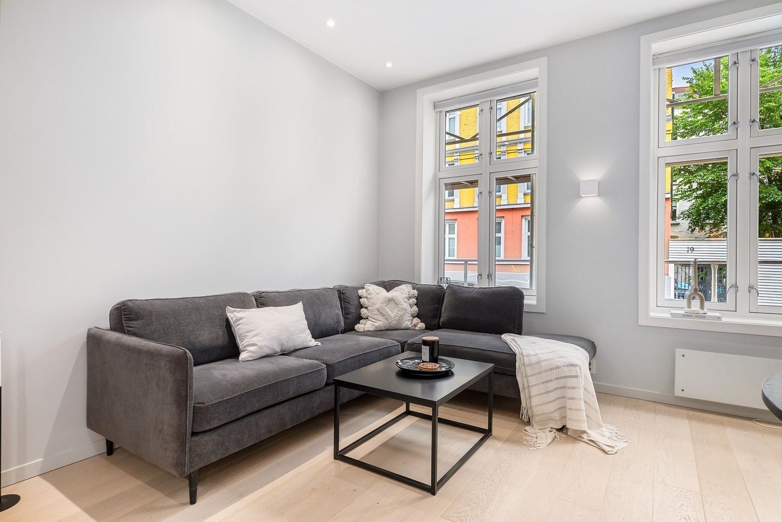 Store vindusflater sørger for godt med naturlig lysinnslipp. Galleribilde