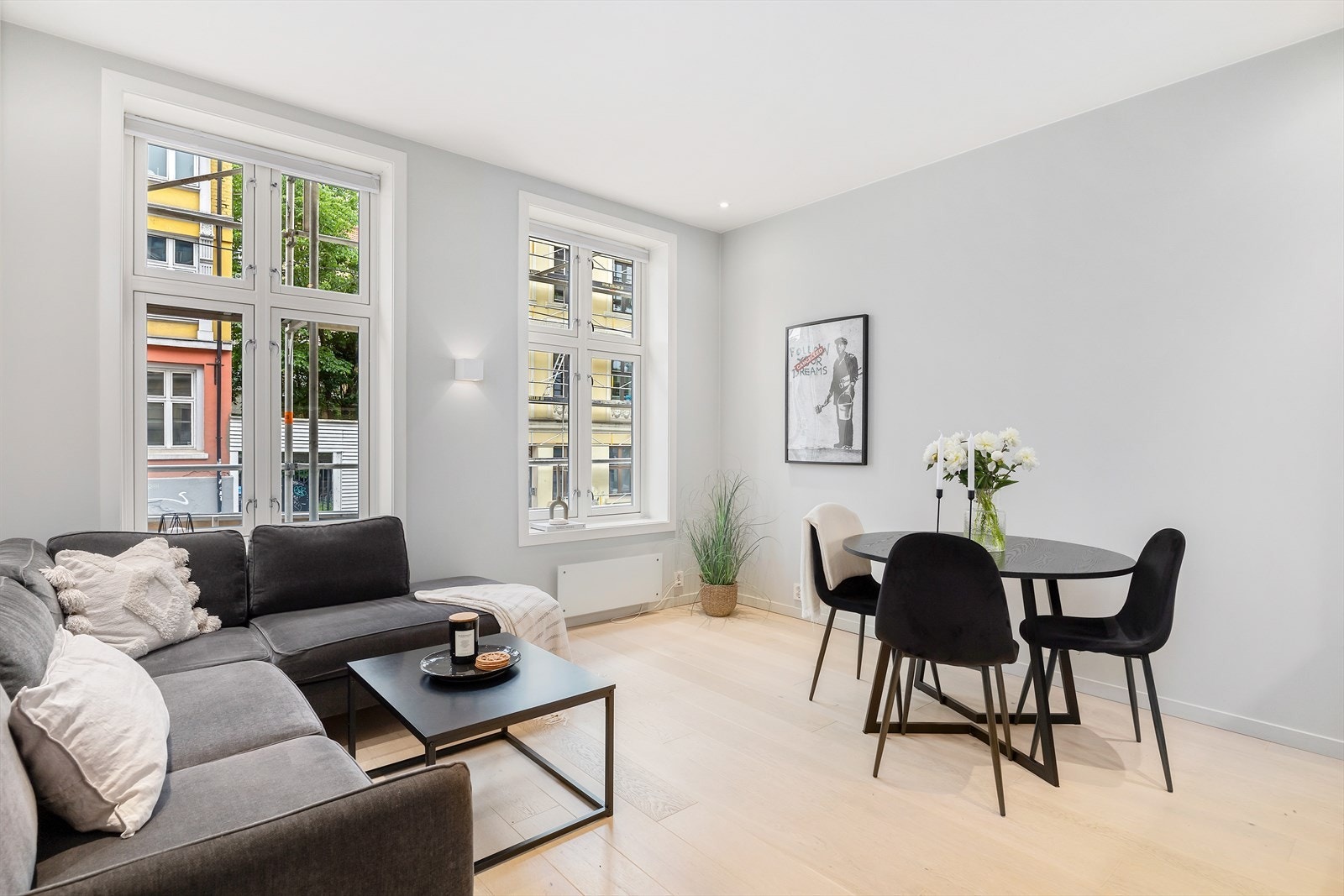 Hele leiligheten ble renovert i 2020 og holder en gjennomgående god standard. Galleribilde