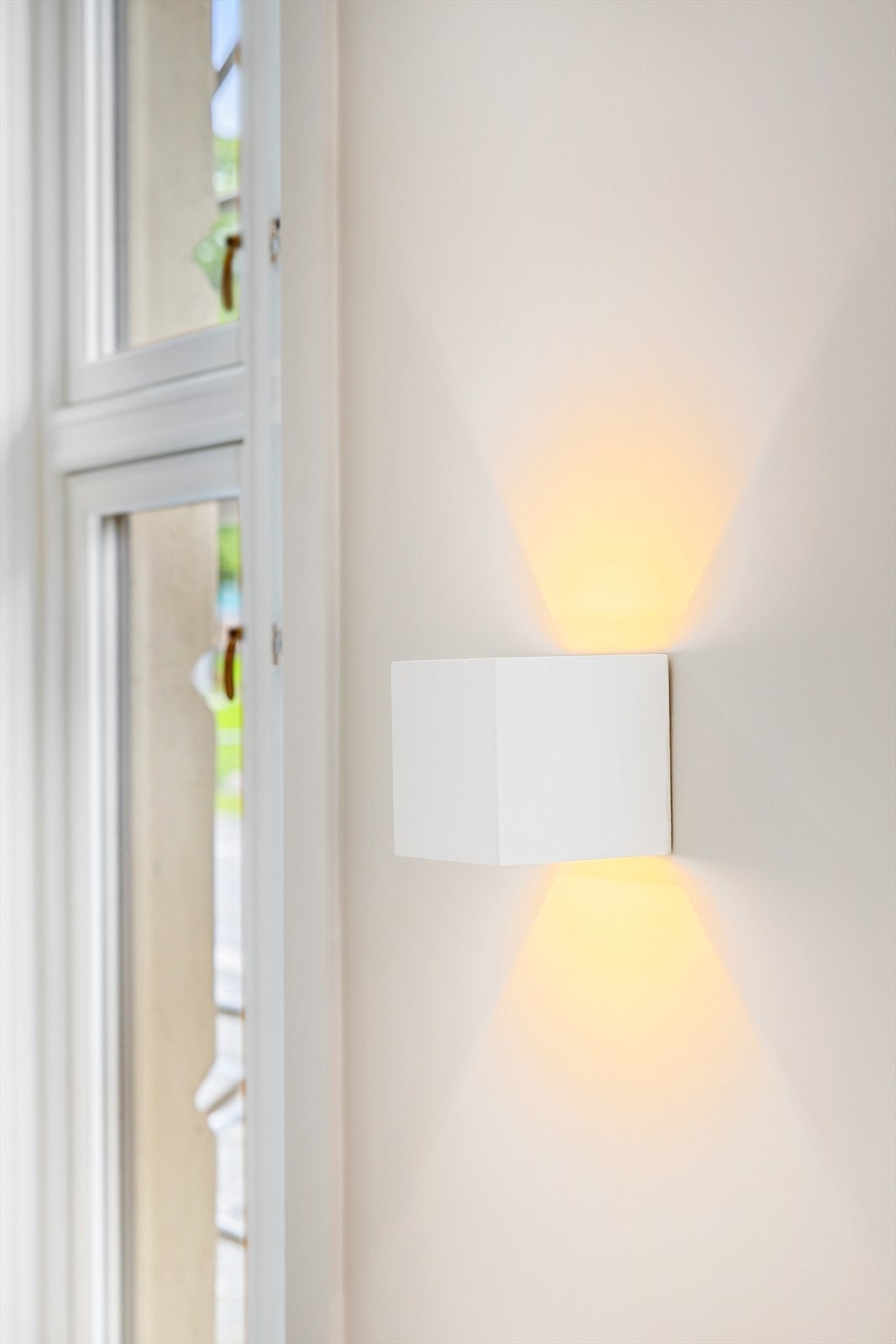 Leiligheten har et moderne preg med belysning på vegg og downlights i himling. Galleribilde