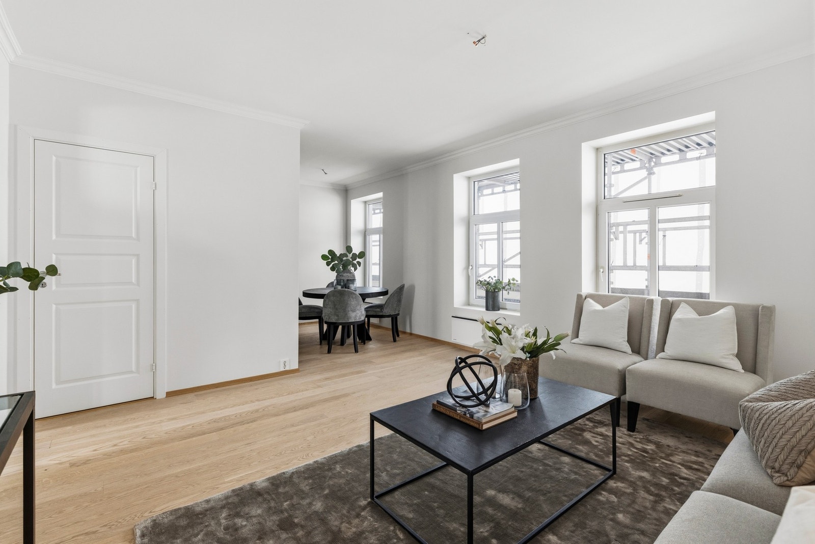 Flere store vindusflater sørger for rikelig med naturlig lys og understreker den gode romfølelsen. Galleribilde