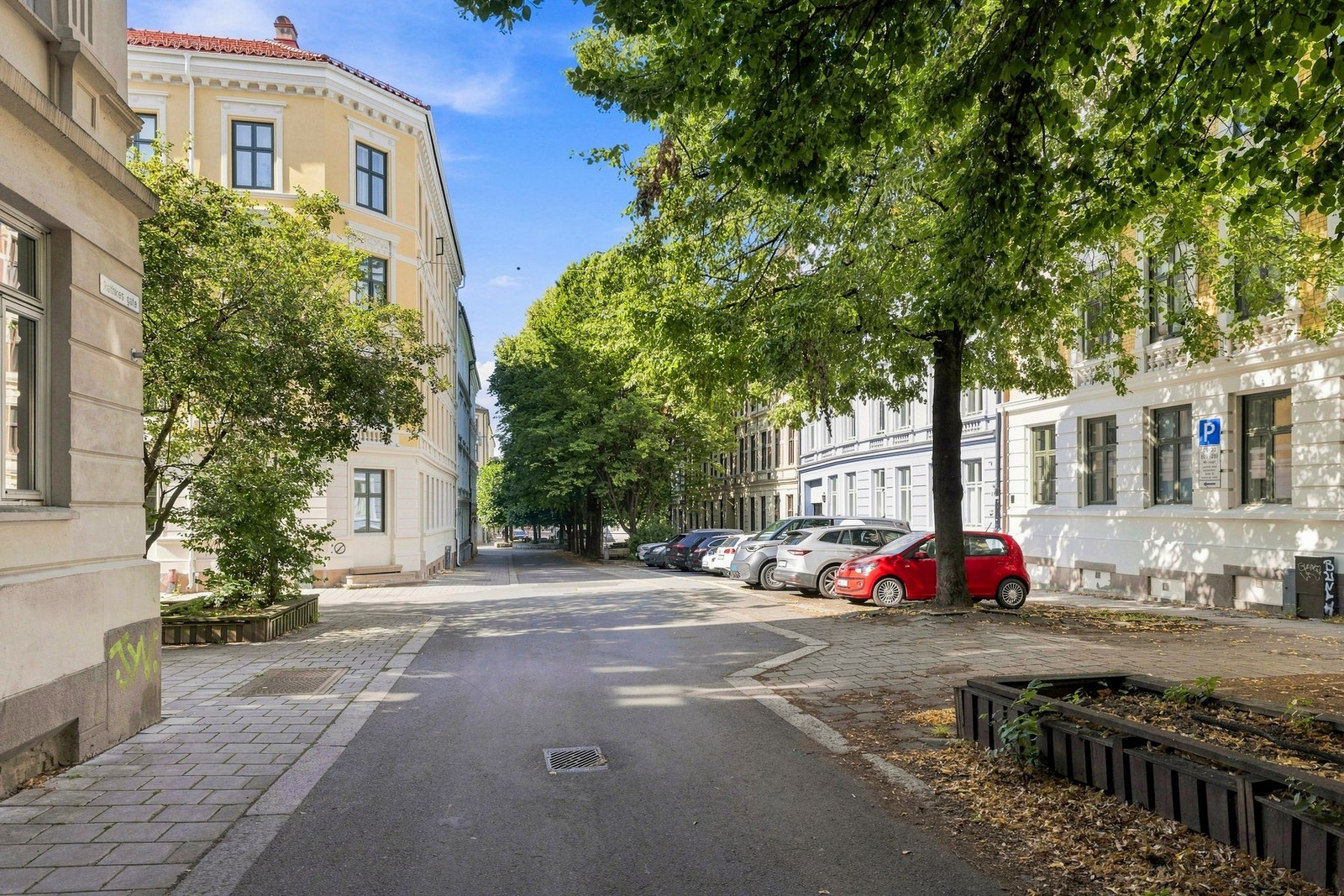 Rathkes gate byr på klassisk bygårdsbebyggelse, grønne omgivelser og en tilbaketrukket atmosfære midt i byen. Galleribilde
