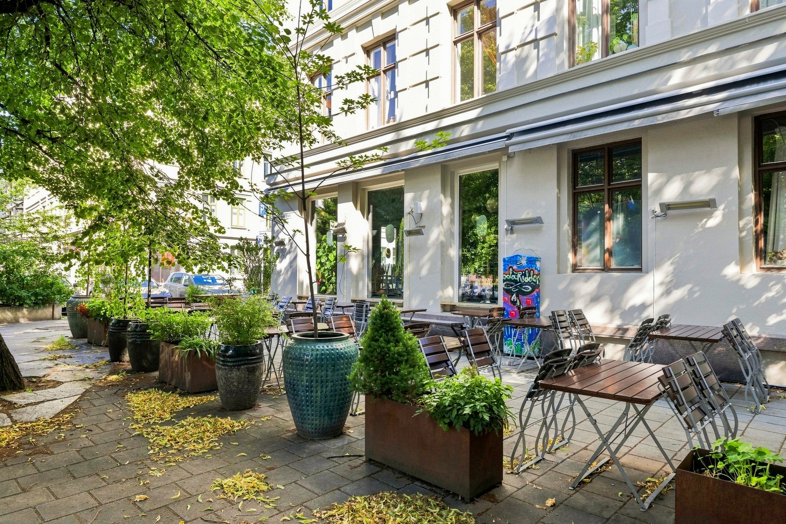 Nærområdet har et rikt utvalg av hyggelige serveringssteder og uteserveringer - perfekt for en kaffe eller et måltid i nærområdet. Galleribilde