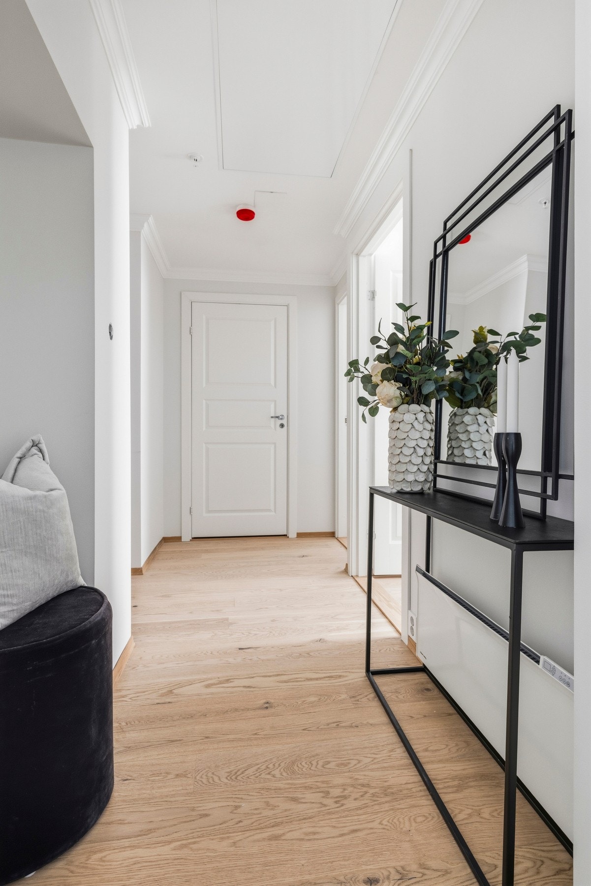 Entréen gir en ryddig og innbydende introduksjon til boligen, med samme enstavs parkett som videreføres gjennom leiligheten. Galleribilde