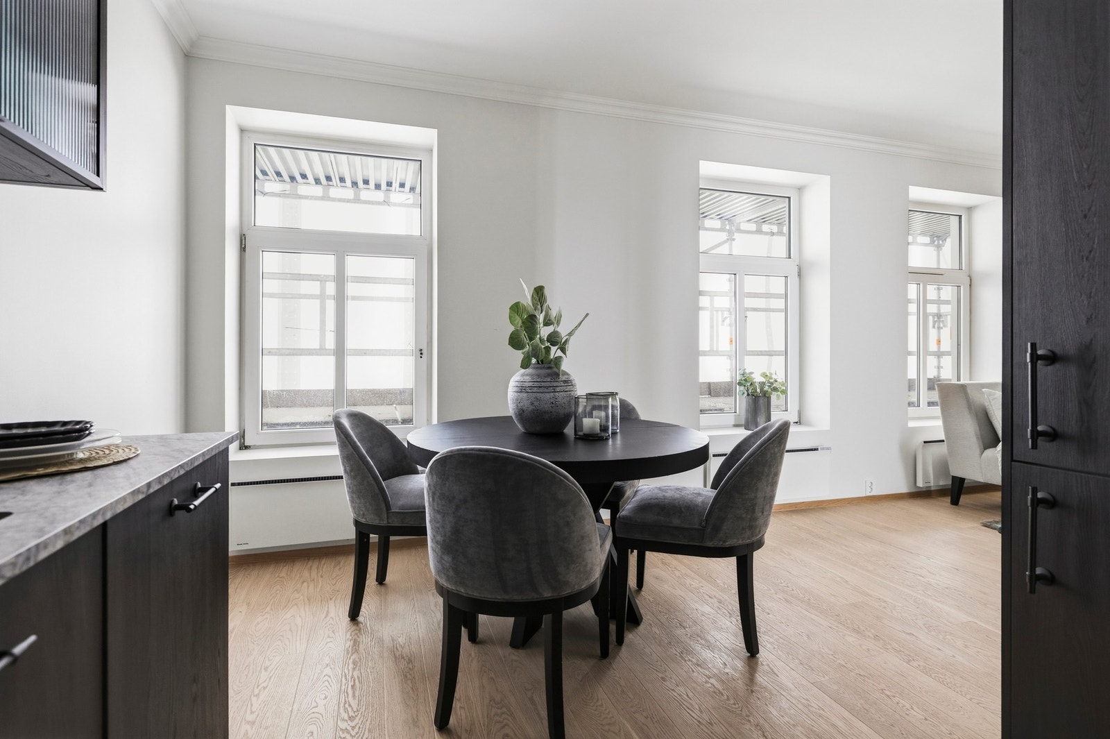 De store vinduene følger oppholdsrommet og bidrar til en lys atmosfære gjennom både kjøkken-, spise- og stuesonen. Galleribilde