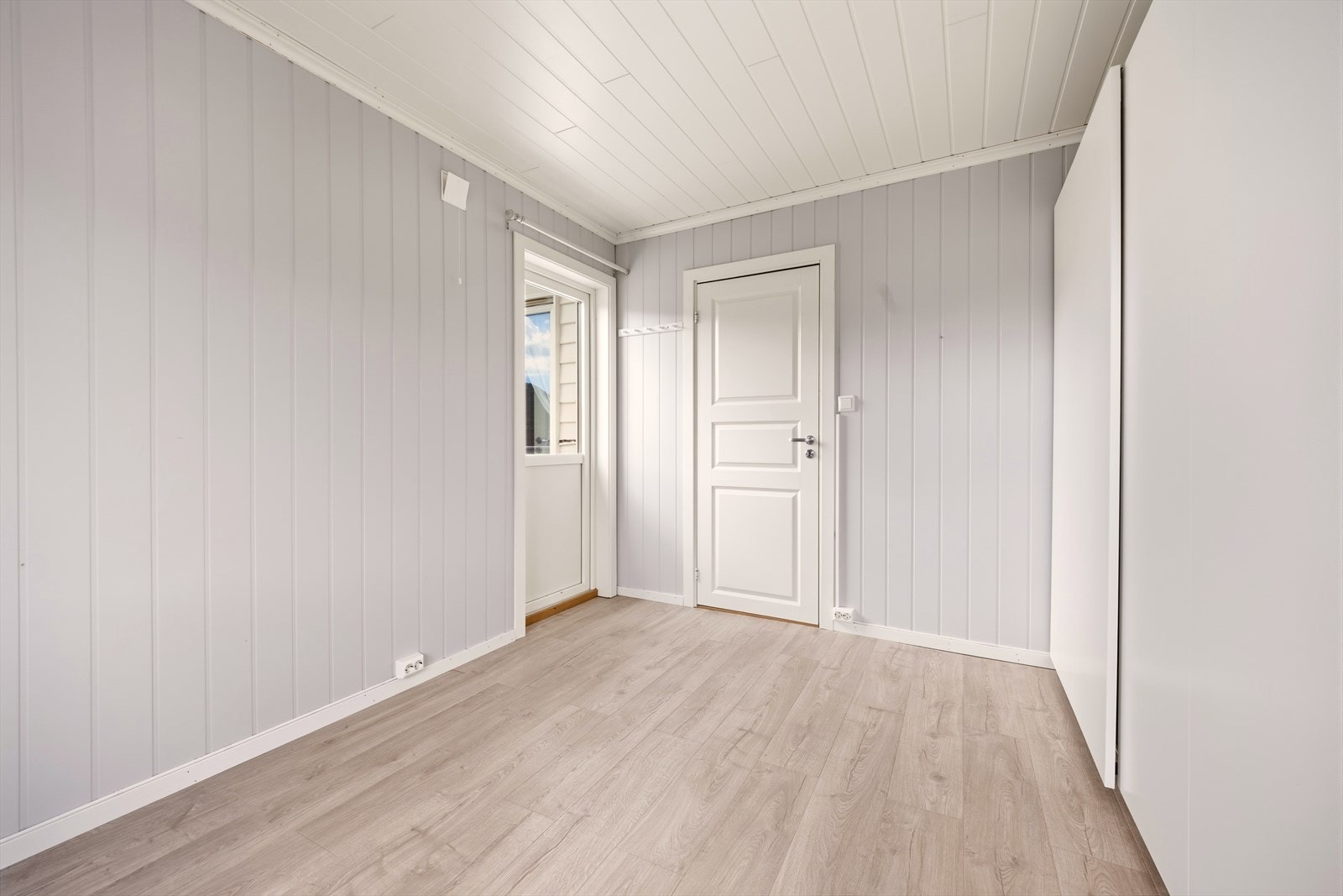 Soverom 2. etasje - utgang til veranda Galleribilde
