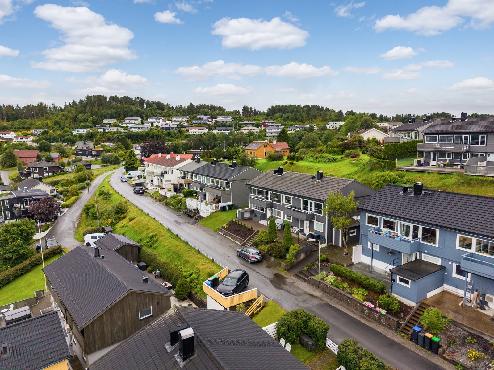 Det er parkeringsmuligheter fremfor boligen, og for øvrig disponerer eiendommen en garasje i realsameie. Galleribilde