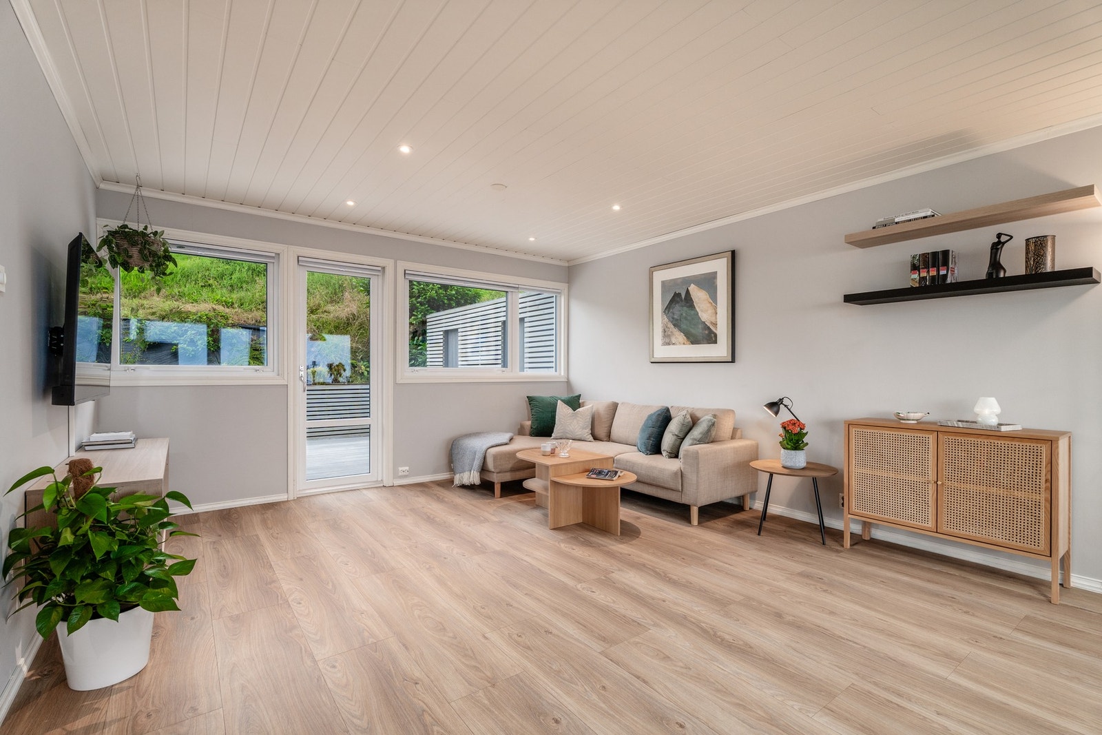 Boligen har tre flotte uteområder: terrassen vi ser her på baksiden av boligen, samt balkong og terrasse på fremsiden av huset. Galleribilde