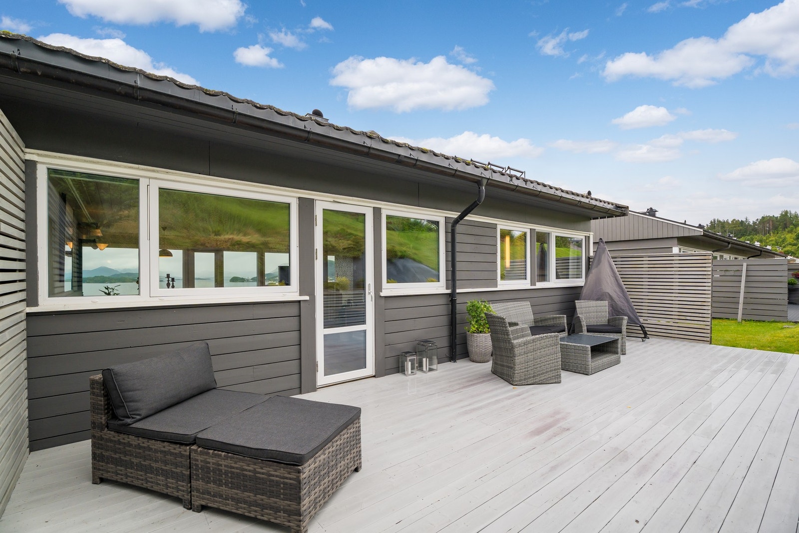 Terrassen på baksiden av huset er sørvestvendt, mens forsiden er nordøstvendt, noe som gir gode solforhold store deler av dagen.. Galleribilde