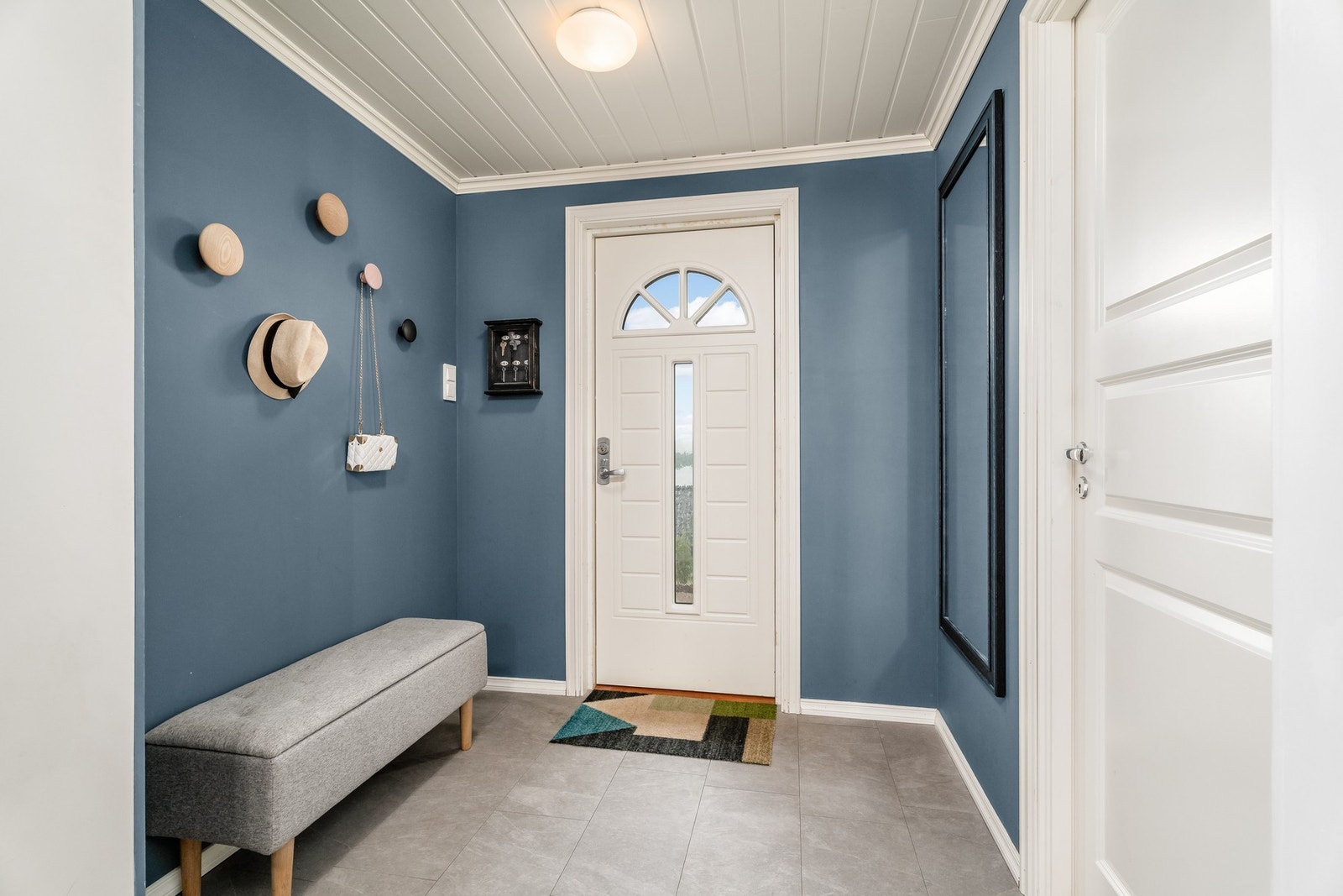 Entré med plass til en liten benk eller noe møblement. Galleribilde