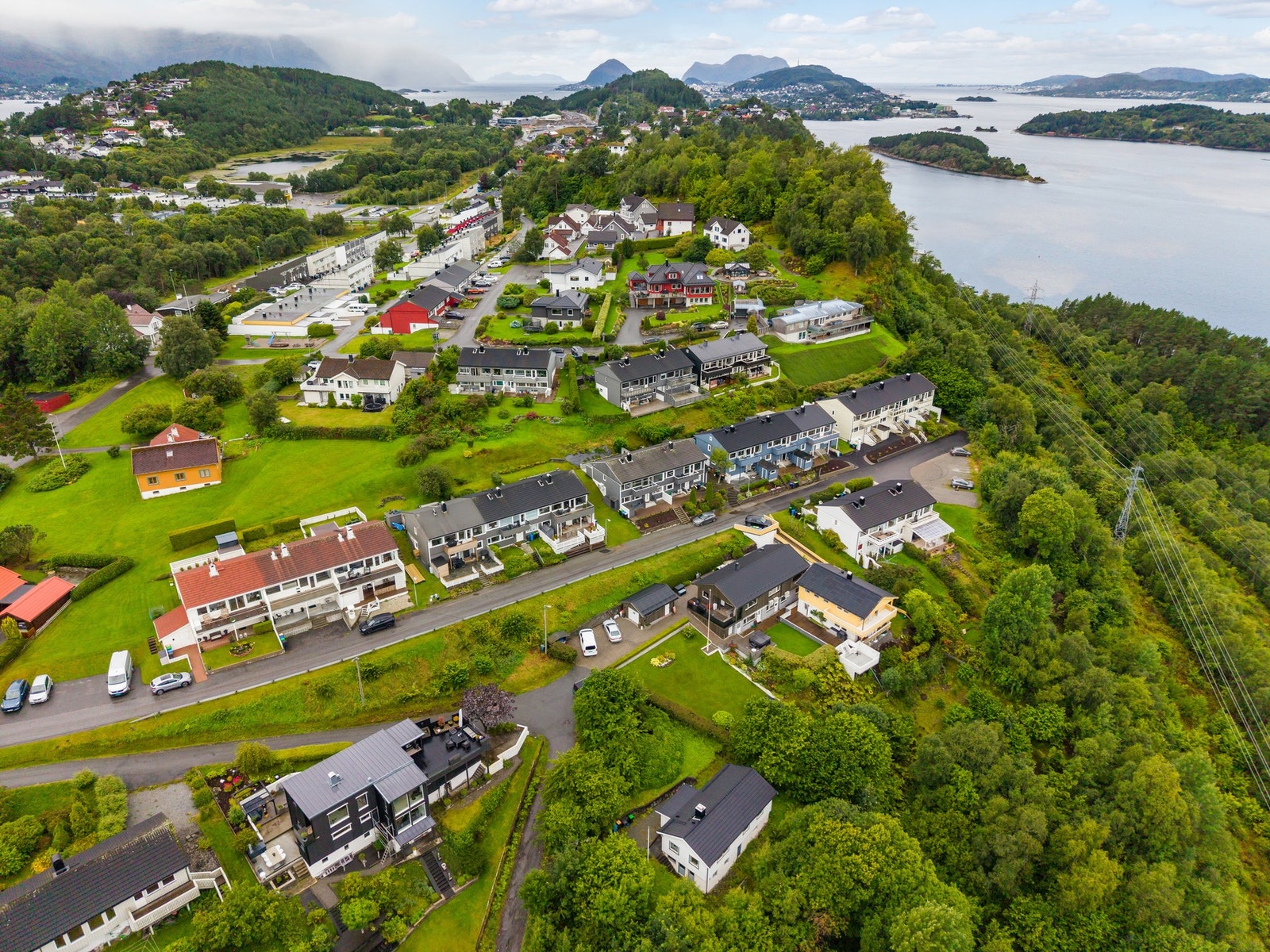 Boligen ligger sentralt til med kort vei til barneskole, barnehage, dagligvarebutikk. Galleribilde