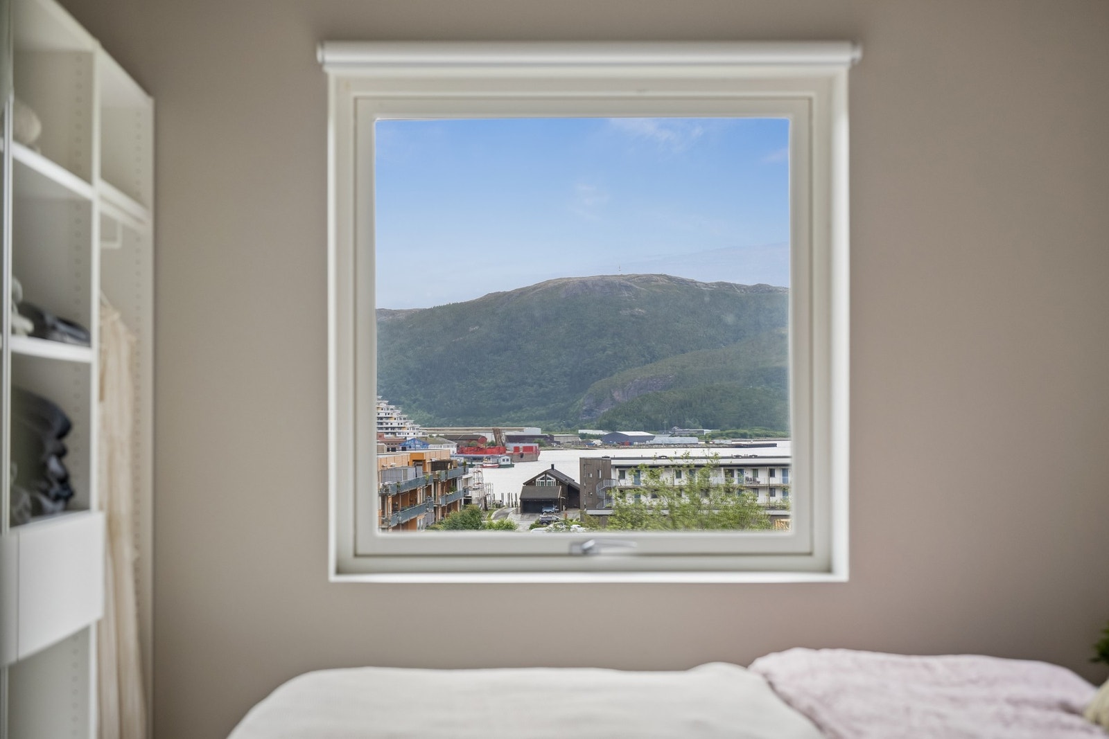 Fra soverommet er det utsyn mot omgivelsene. Galleribilde