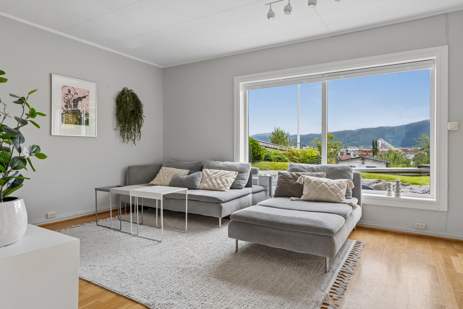 Utsikt fra stuen mot Namsos by. Galleribilde