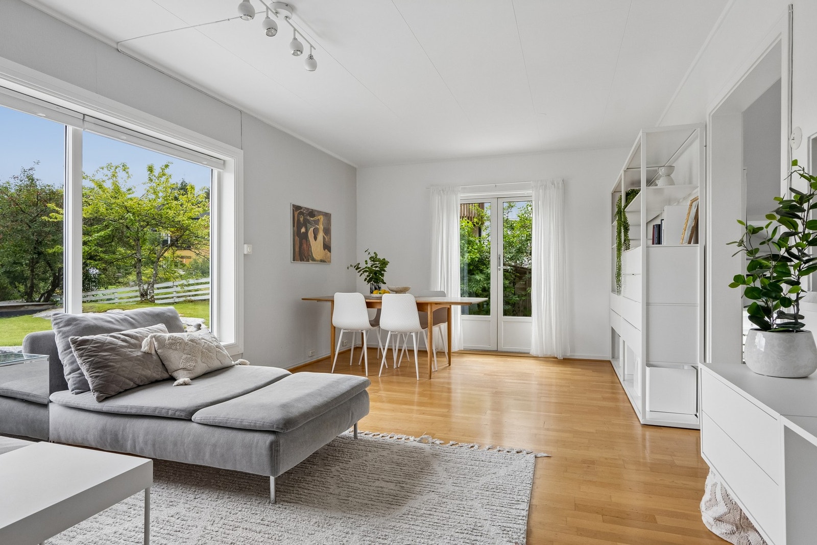Lys stue med store vindusflater som gir et naturlig lysinnslipp og en god atmosfære. Galleribilde