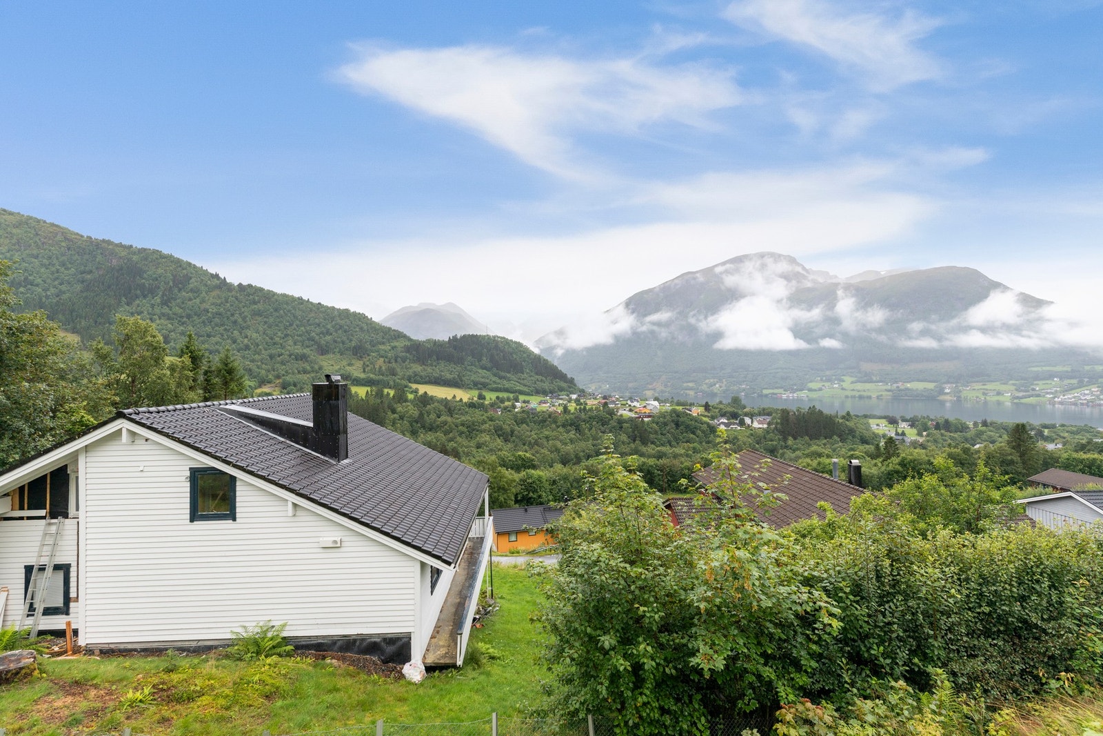 Flott utsikt mot både Sykkylvsfjorden og omkransende fjell. Galleribilde