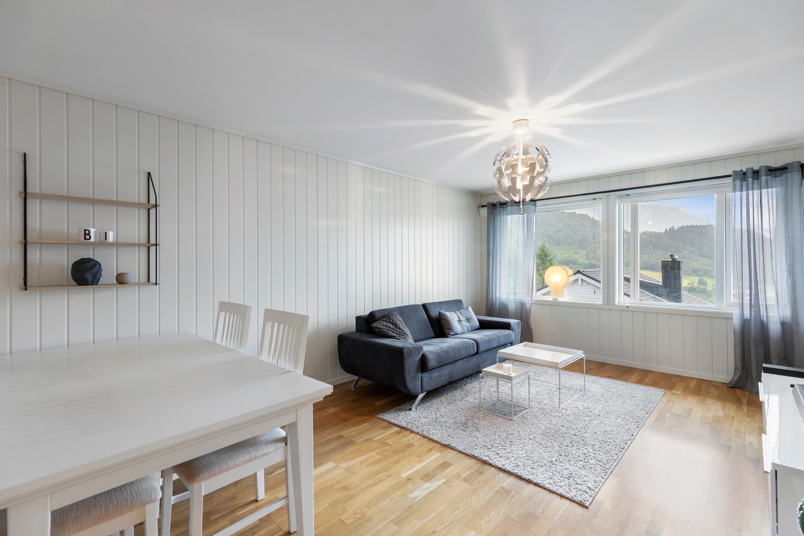 Store vindusflater gir godt lysinnslipp og god plass for å nyte utsikten i ulike sofaløsninger. Galleribilde