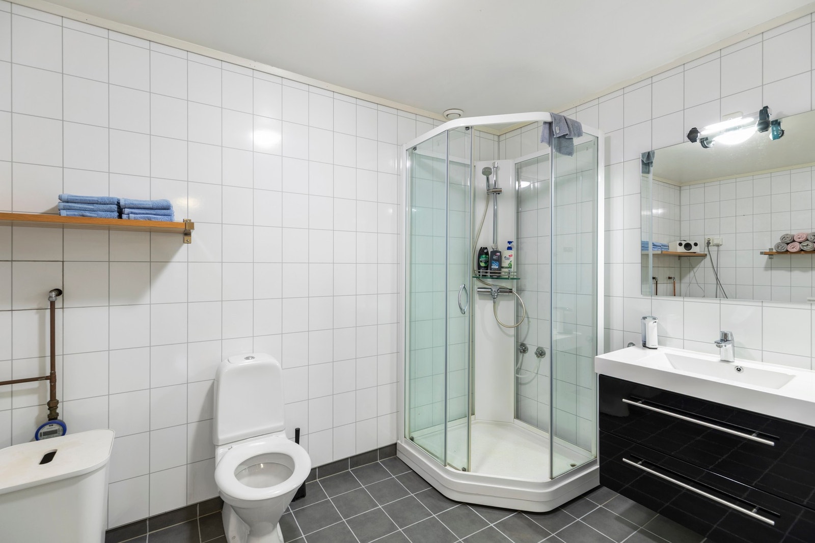 Badet ble oppusset i 2014 med fliser og varmekabler i gulv og våtromsplater på vegger. Galleribilde