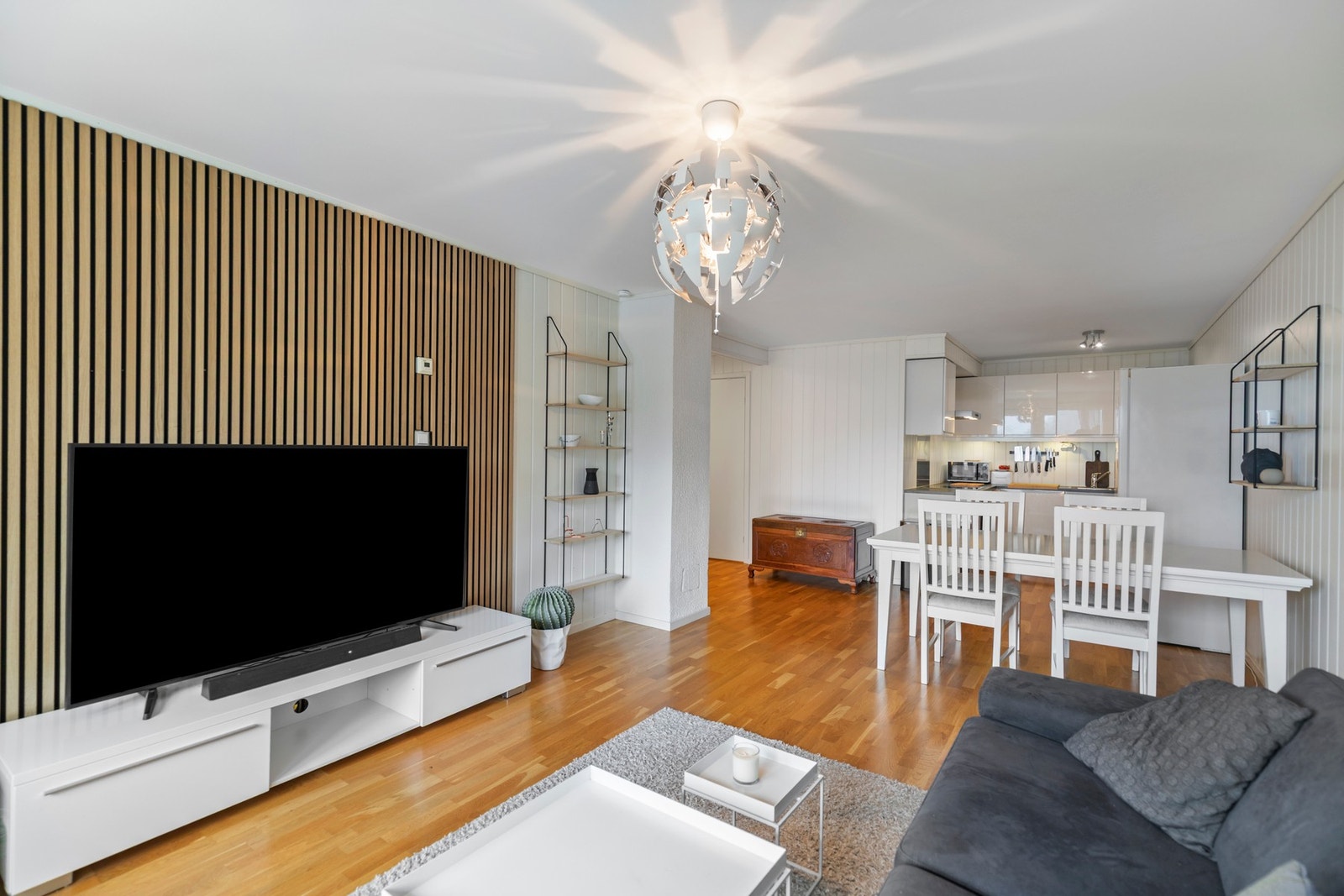 En av veggene på stuen er oppgradert med spilepanel, noe som gir stuen et mer moderne preg. Galleribilde