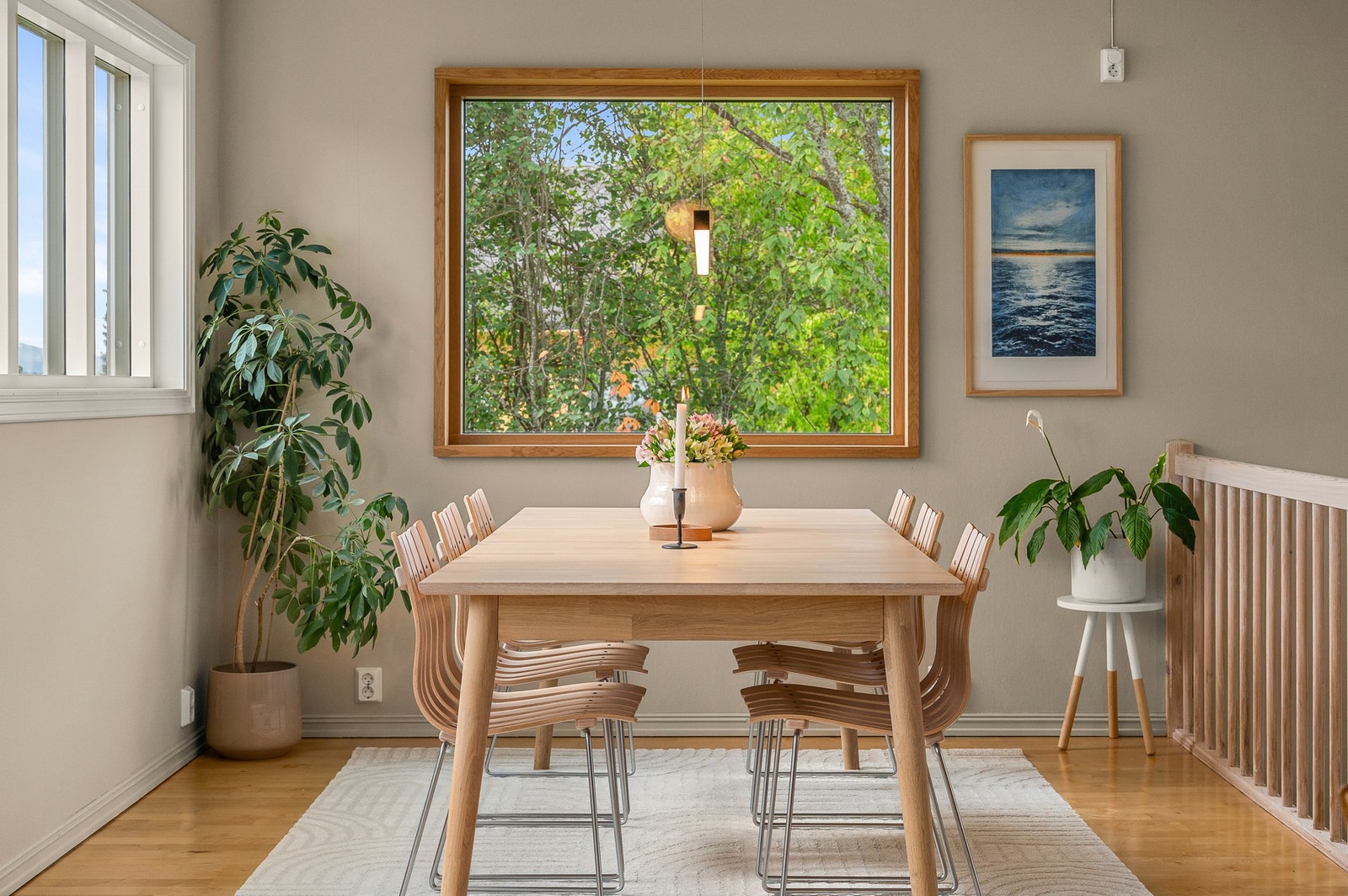 Den frodige hagen kommer inn gjennom vinduet, og sørger for både skjerming og fugleliv. Galleribilde