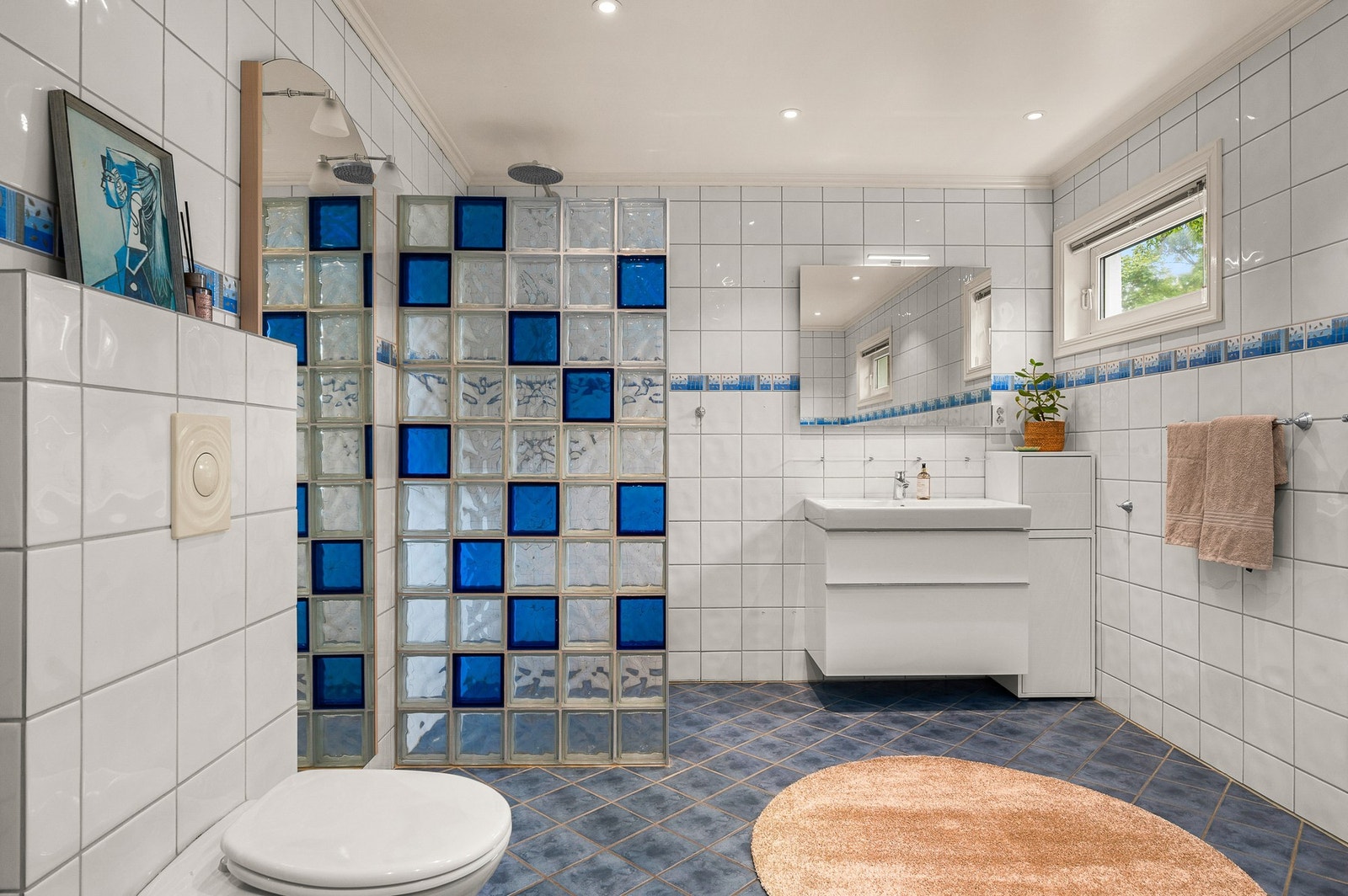 Badet i 1. etasje er av god størrelse med både badekar og dusjnisje. Galleribilde