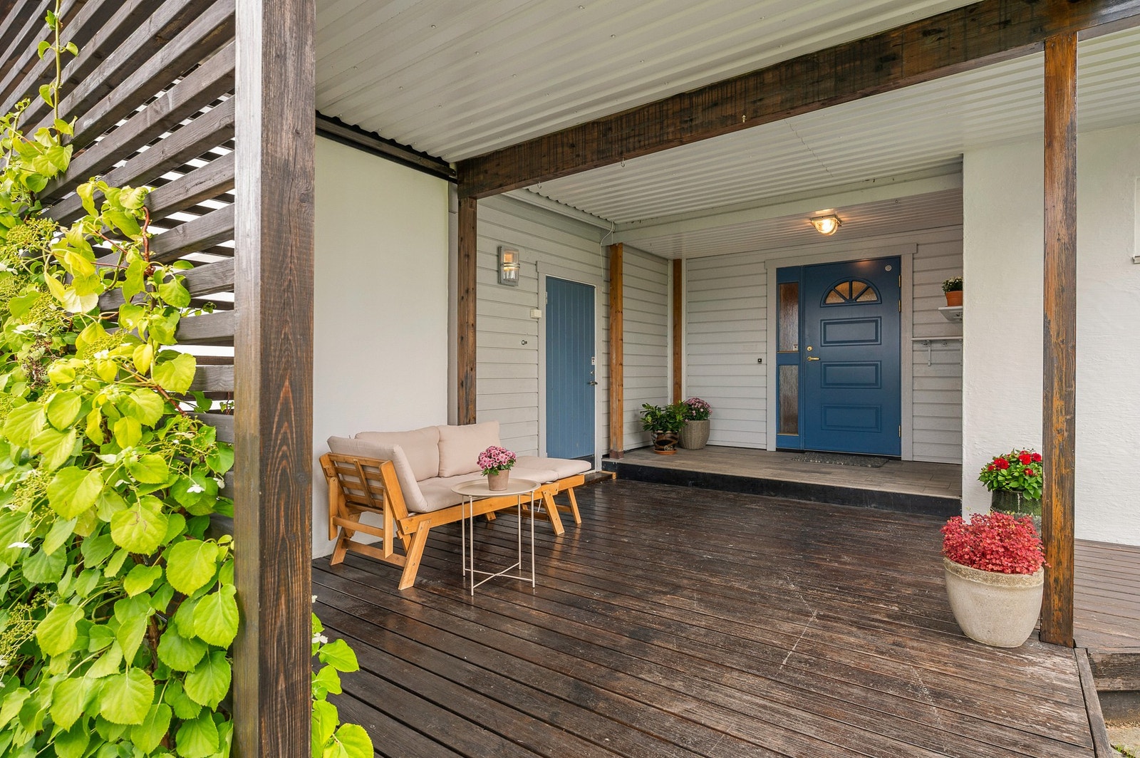 Overbygd terrasse ved inngangspartiet på ca. 24 m², gir tørrskodd gange til garasjen med egen dør fra inngangspartiet. Galleribilde