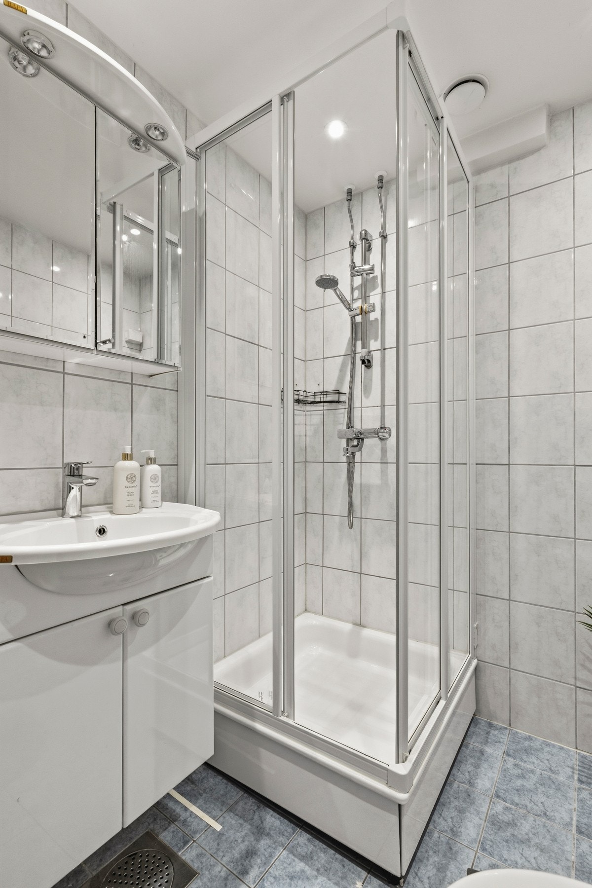 Badet har dusjkabinett og behagelige elektriske varmekabler i gulvet Galleribilde