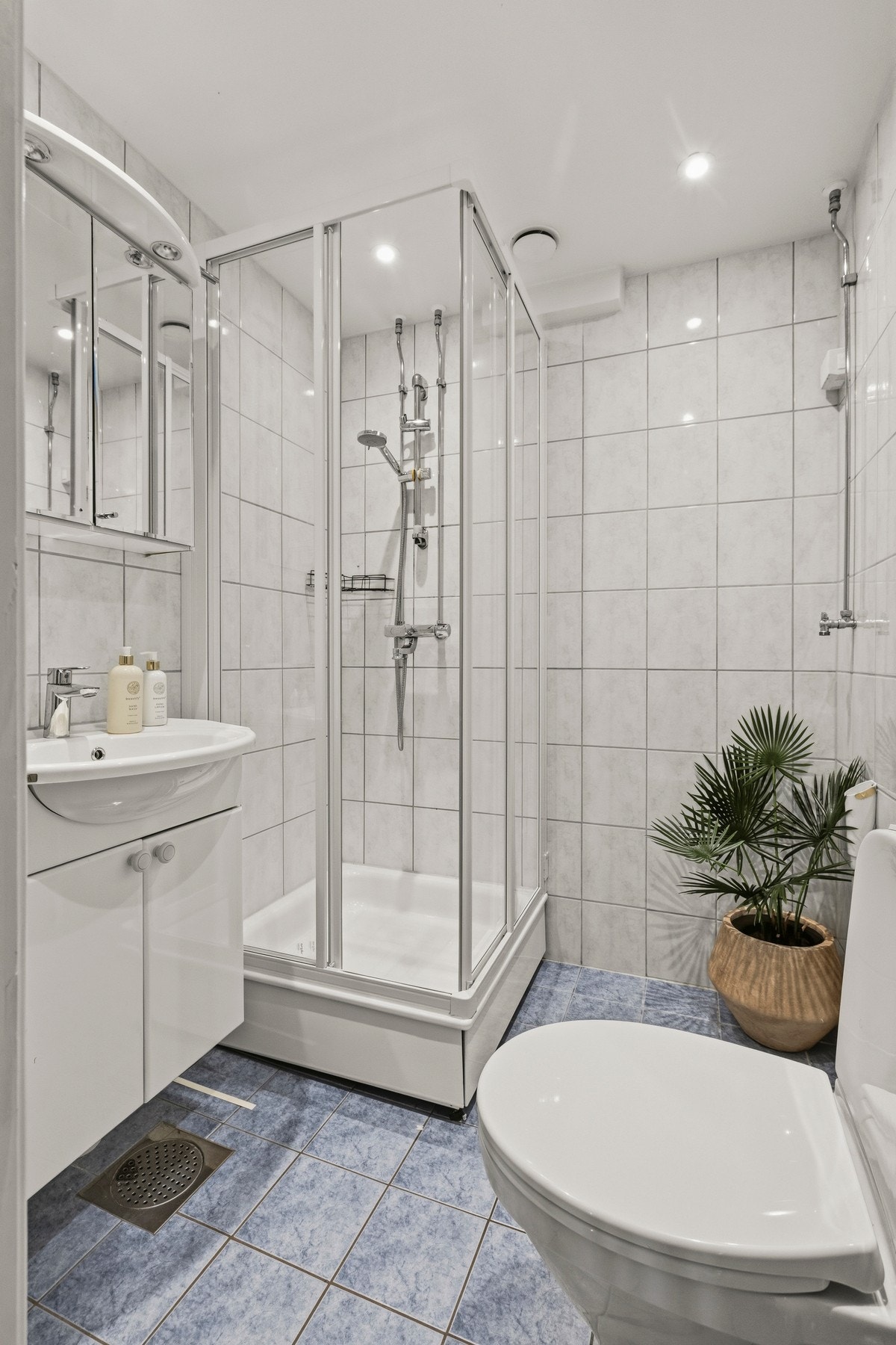 Videre har badet spotlights som gir god belysning Galleribilde
