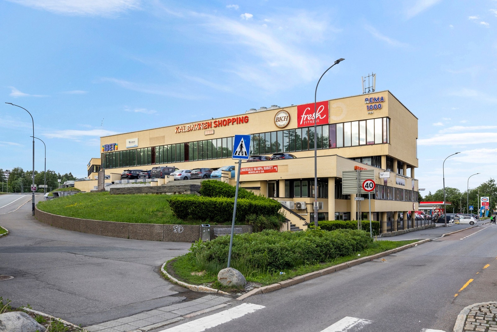 Kalbakken senter ligger også like ved og har flere matbutikker og restauranter, samt treningssenter Galleribilde