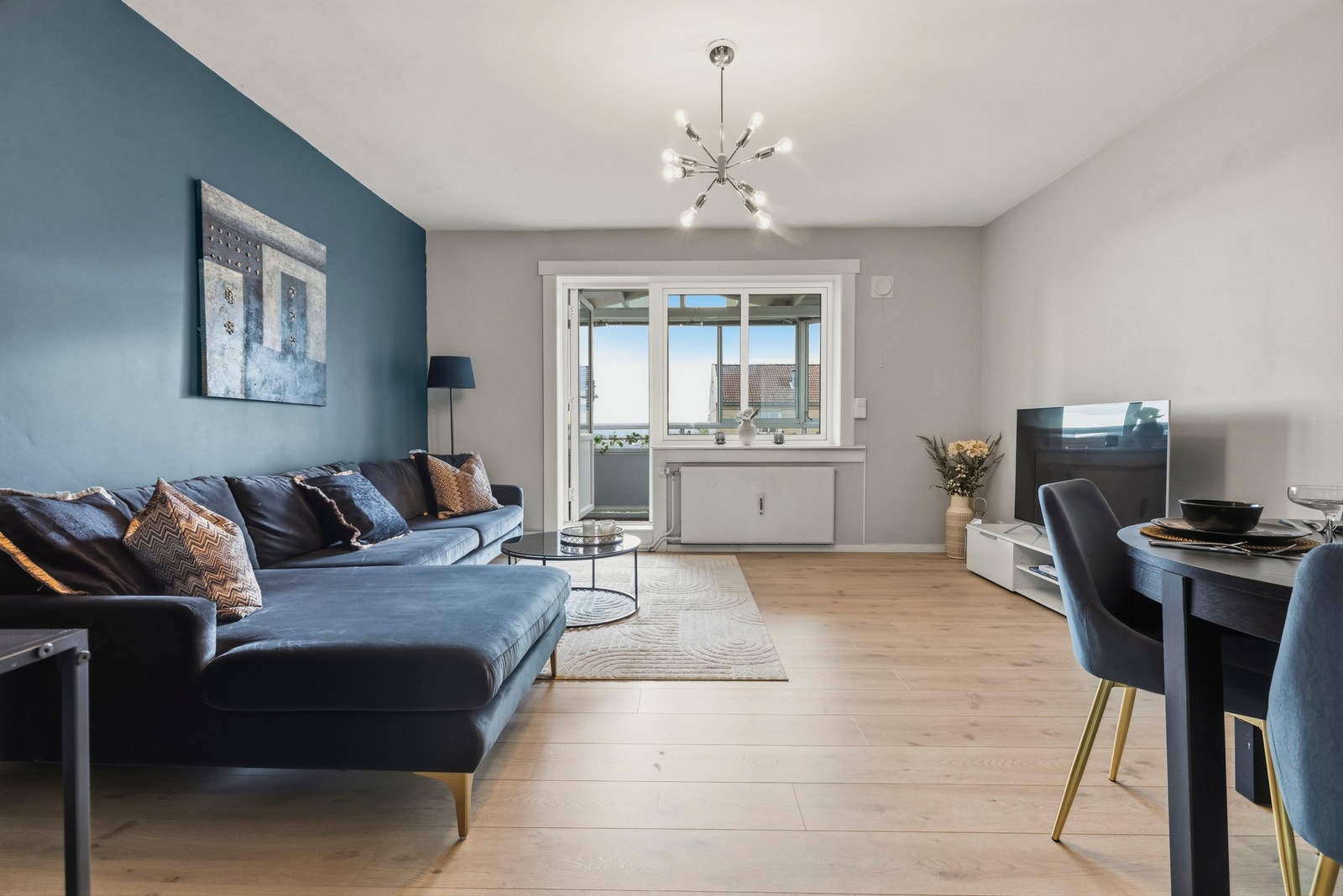 Store vindusflater slipper inn rikelig med naturlig lys Galleribilde