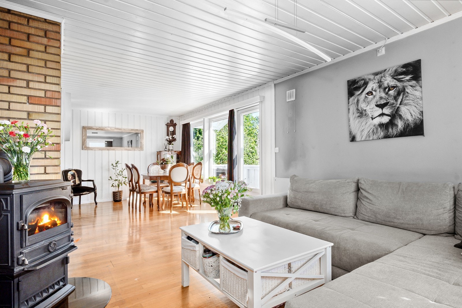 Stuen er et innbydende oppholdsrom med gode møbleringsmuligheter og naturlige soner for både spisegruppe og sofakrok. Galleribilde