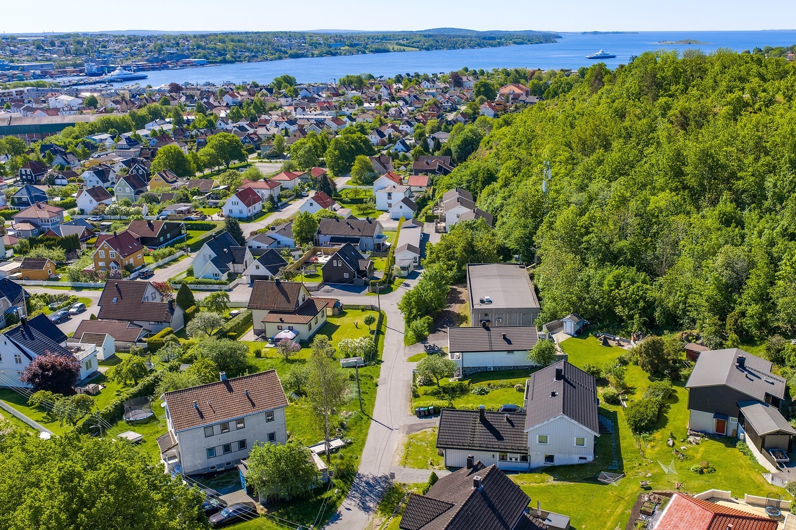 Her får du sjø og skog i umiddelbar nærhet - og enkel pendling til Oslo med ca. 30 minutters togreise. Galleribilde