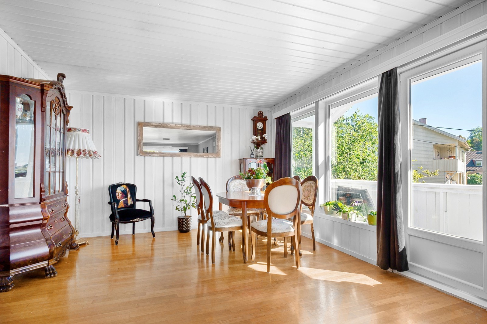 Ved vinduene mot øst er det naturlig plass til en hyggelig spiseplass. Galleribilde