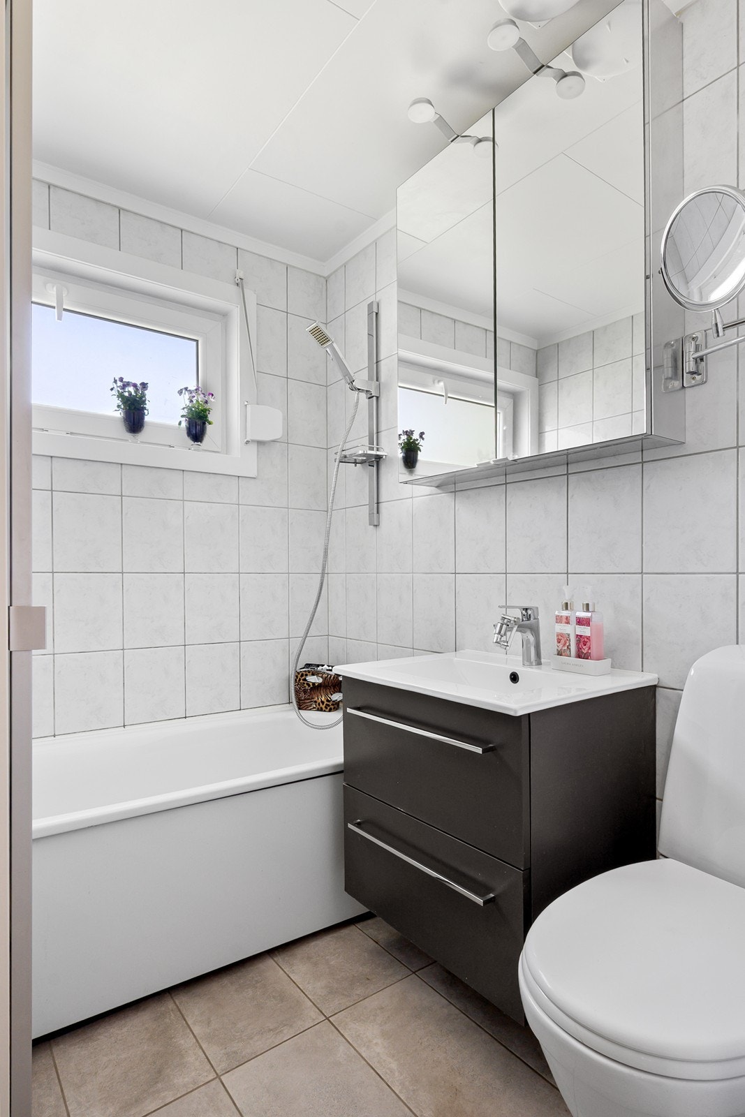 Badet har opprinnelig ukjent alder, men er senere oppgradert med nye varmekabler og flis-på-flis. Galleribilde