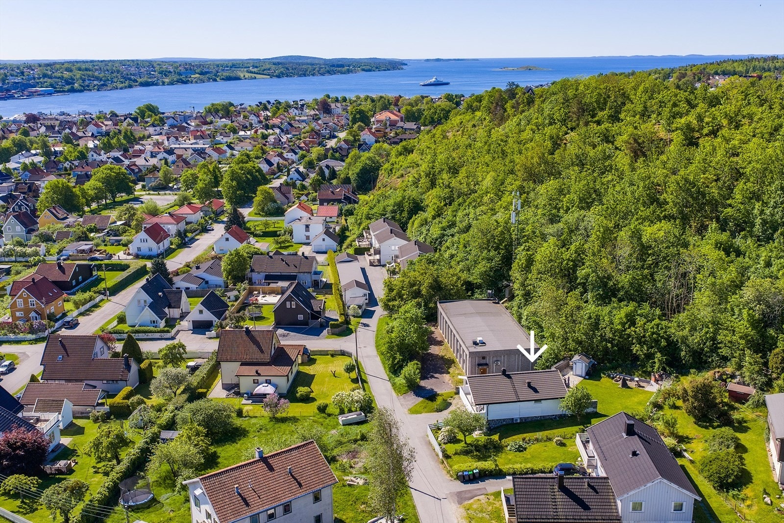 Familievennlig bolig på Jeløy med hyggelig hage, uteplasser og kort vei til skoler og barnehage. Galleribilde