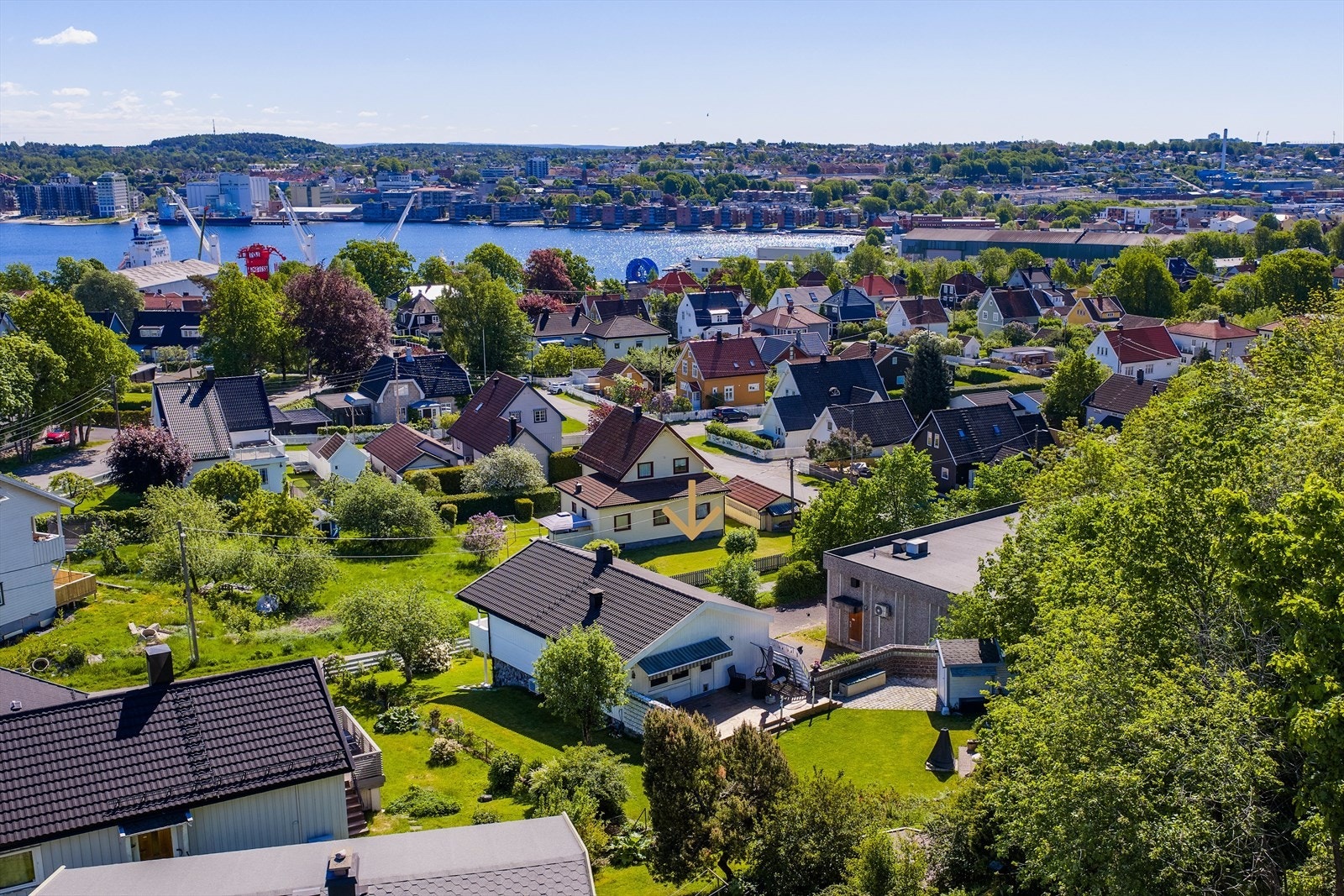 Her bor du i et tilbaketrukket og samtidig sentralt område like ved sjøen, turområder, butikk, skoler og barnehager Galleribilde