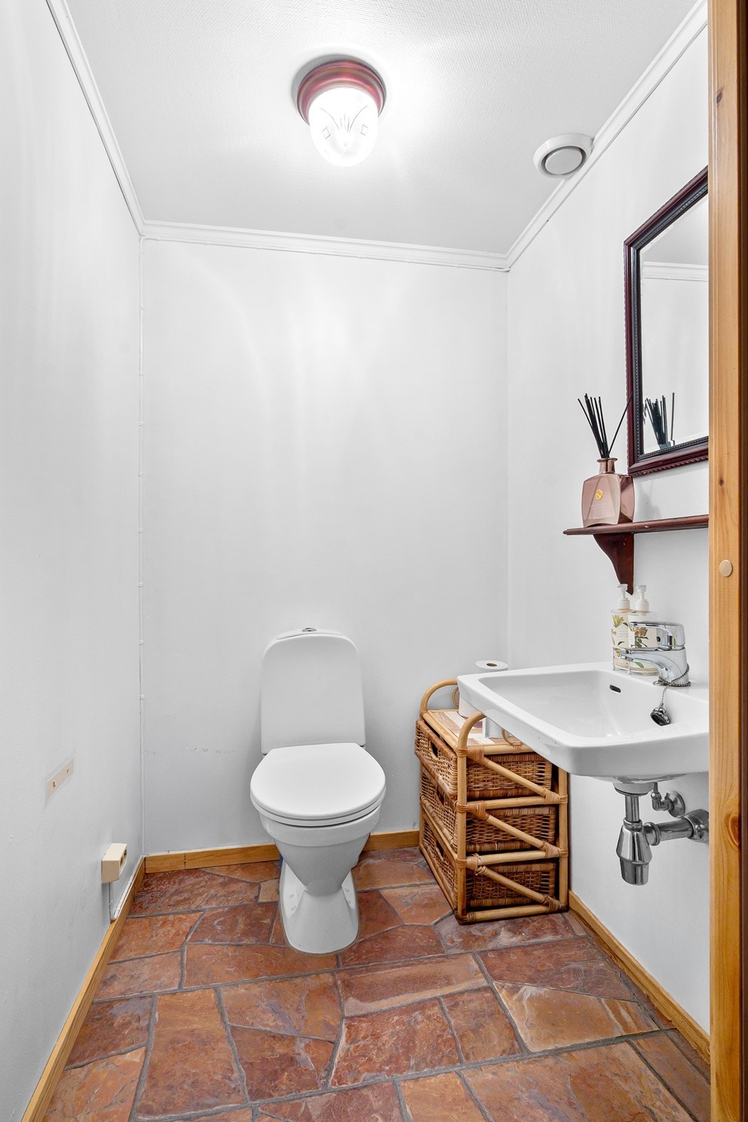 I tillegg til badet i hovedetasjen har boligen et praktisk toalettrom i 1. etasje. Galleribilde