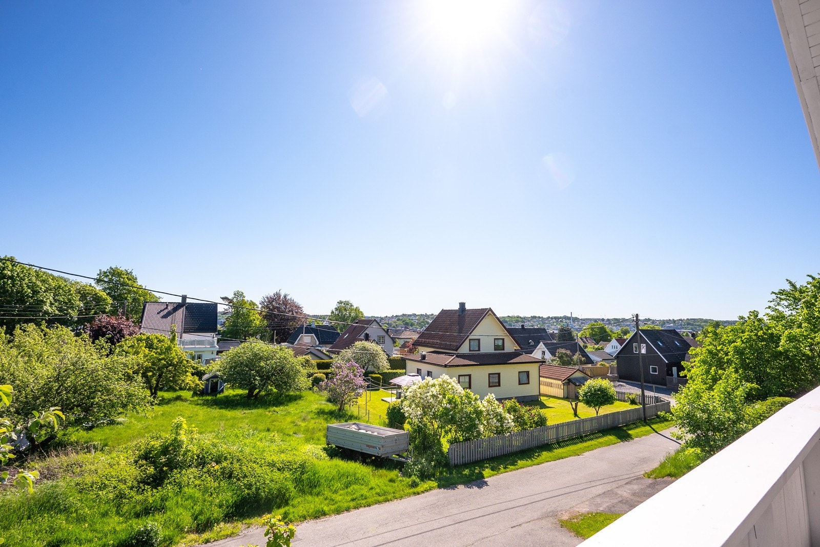Fra verandaen har du fint utsyn over nærområdet. Galleribilde