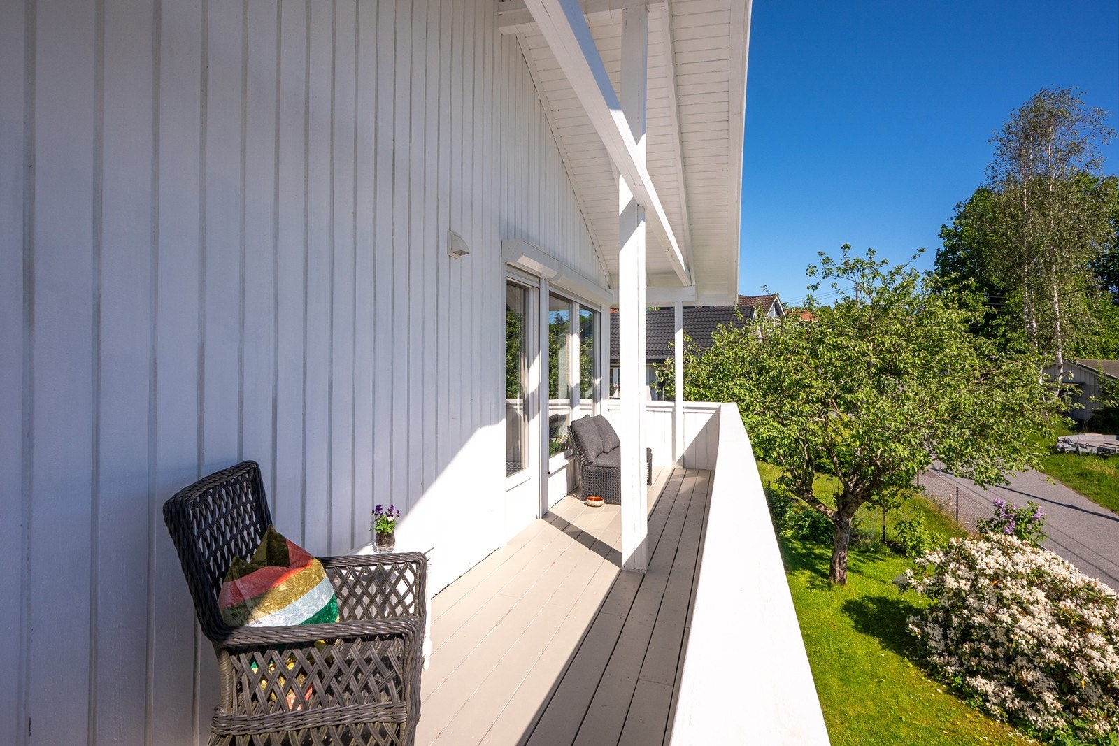 Verandaen har plass til utemøbler og innbyr til hyggelige morgenstunder i solen. Huset ble malt i 2021. Galleribilde