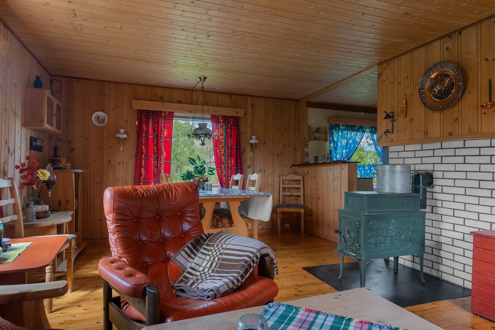 I stua er det fin plass til både sofa- og spisegruppe, og en større vedovn gir lun og god varme. Galleribilde