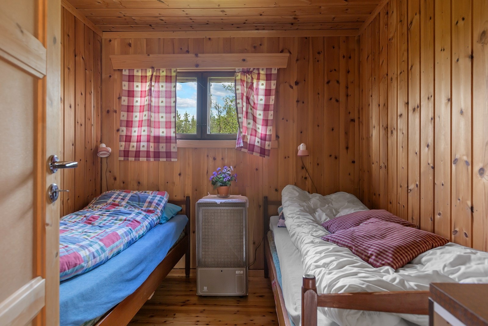 På de to andre soverommene er det hhv. to enkeltsenger og familiekøye. Galleribilde