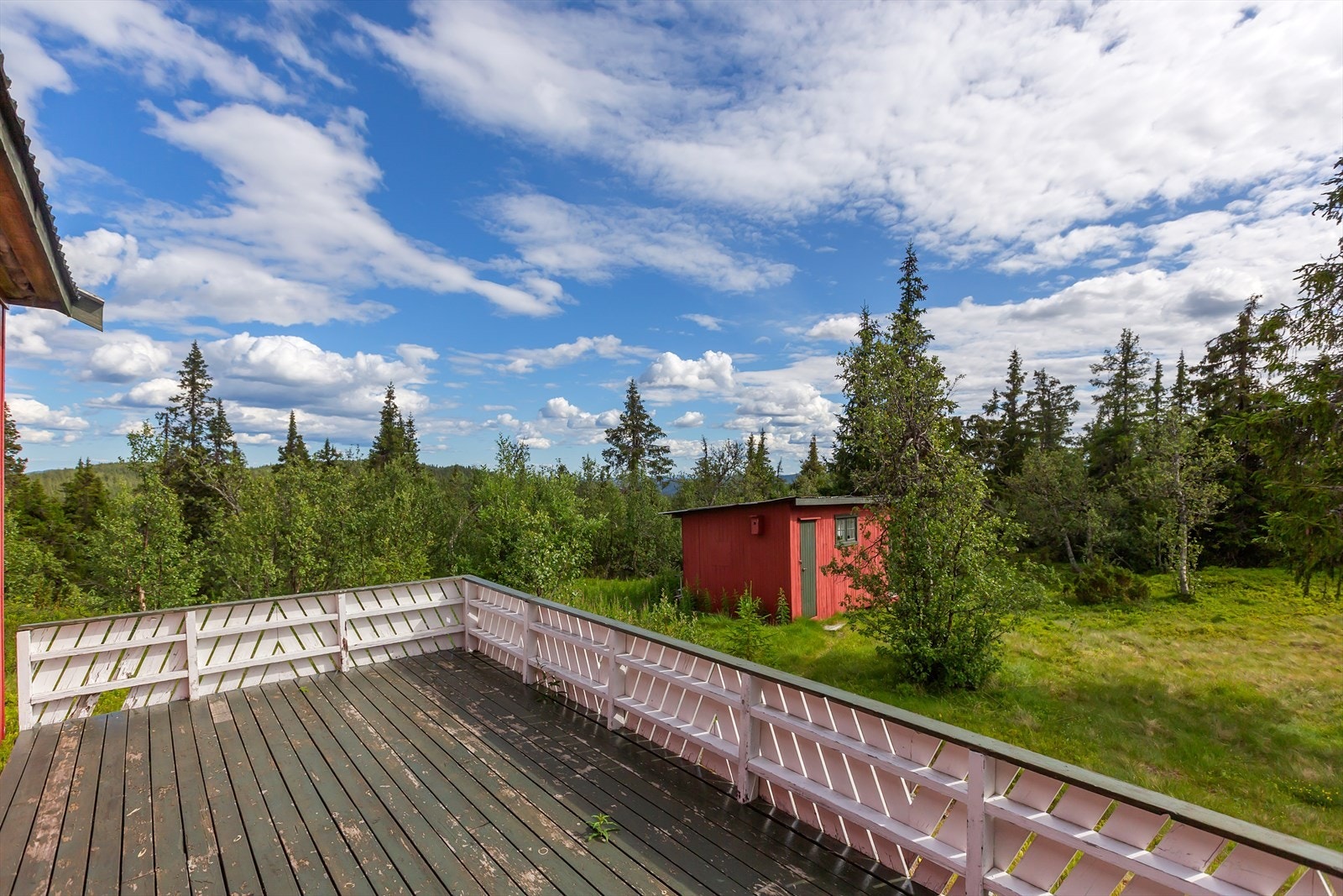 I tilknytning til hyttas overbygde inngangsparti er det en åpen terrasse med fin plass til sittegruppe. Galleribilde