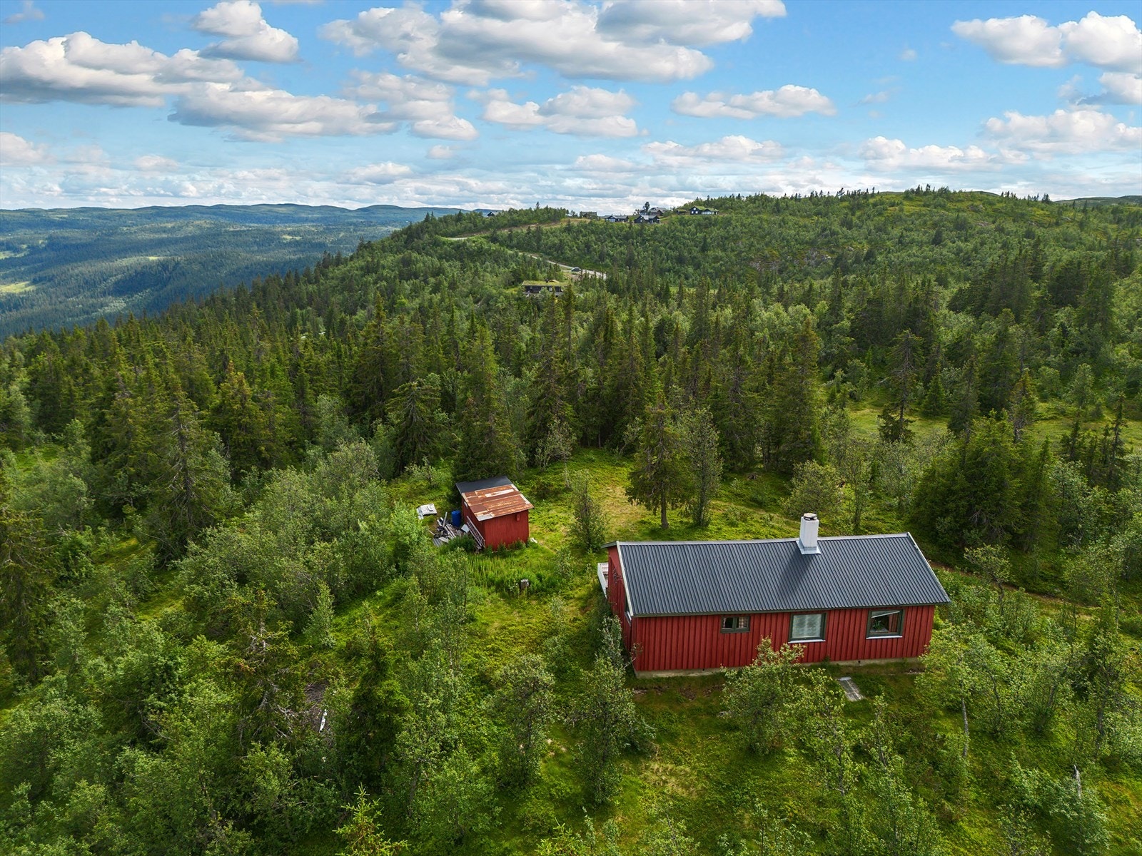Eiendommen "Fjellhvil" ligger usjenert til i et fint turområde mellom Stavadalen og Liaåsen, ikke langt fra Tverrberget og Liastølsfjell. Galleribilde