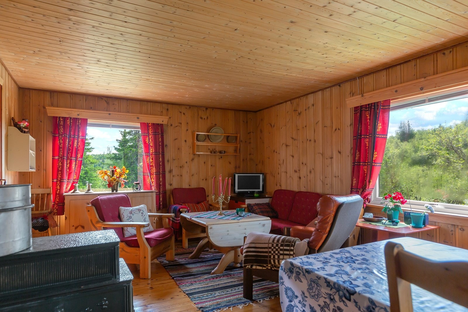 Her er det stue og spisestue med delvis åpen løsning til kjøkken, noe som gjør det lyst og luftig. Galleribilde