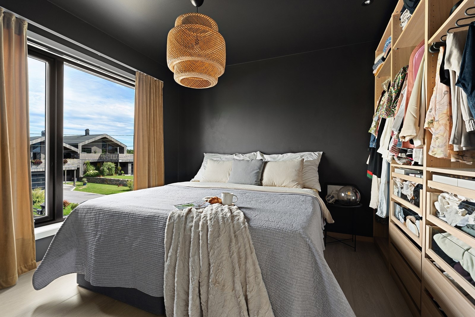 Hovedsoverommet er malt i en mørk fargetone og har plass til dobbeltseng med tilhørende nattbord, samt en større garderobe med god plass. Galleribilde
