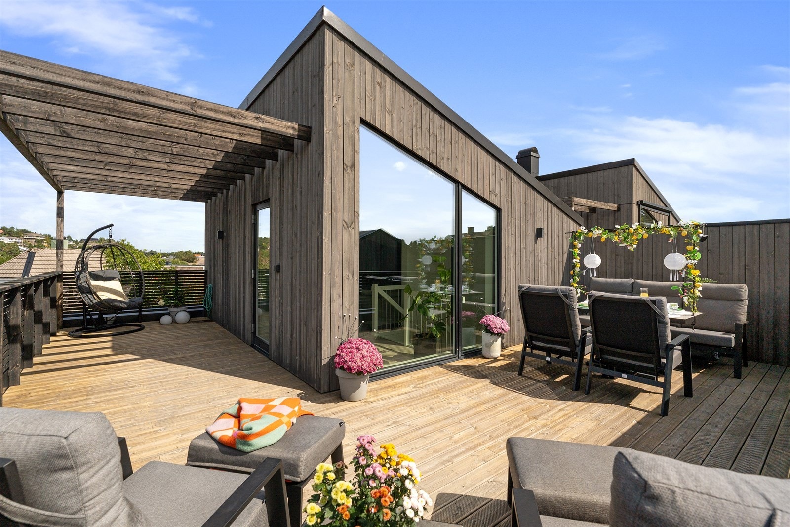 Velkommen til en lekker familiebolig med sentral og rolig beliggenhet i Vågsbygd! Boligen med den store og solrike takterrassen er presentert av Ina Andersen for Eiendomsmegler Norge. Galleribilde
