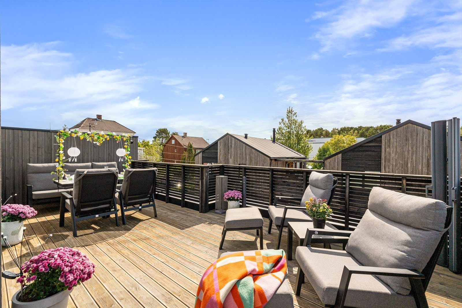 Øverst på takterrassen er det god plass! Den måler hele 36 kvm., og her er det plass til flere møbleringssoner. Nåværende eier har bodd her siden boligen ble oppført og har bla. oppgradert terrassedekke, samt satt opp utekran med varmt og kaldt vann. Galleribilde