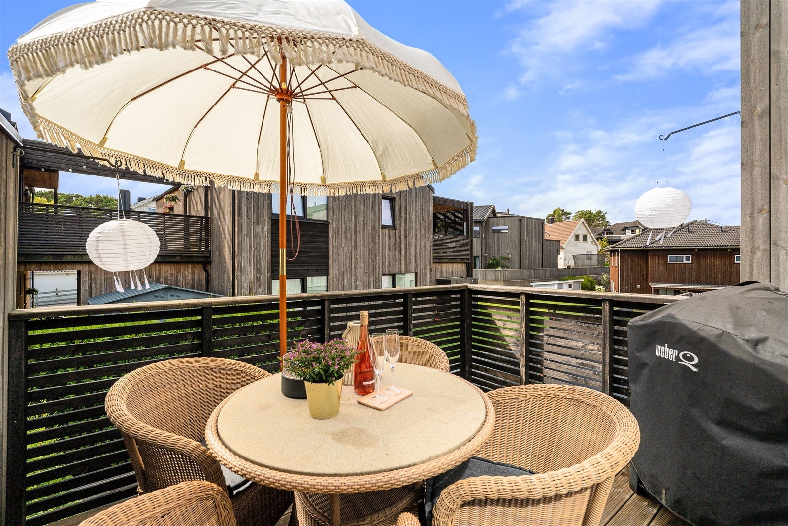I boligens 2.etg. er det fra den åpne stue/kjøkkenløsningen tilkomst til en balkong med plass til venner/familie til middag og grill om ønskelig. Galleribilde