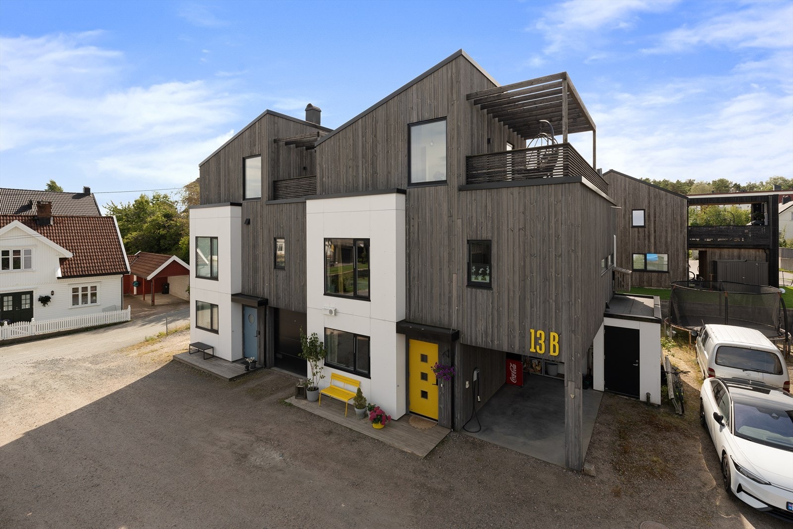 Boligen ble ferdigstilt i 2019 og har god og moderne standard. Det er en vertikaldelt tomannsbolig hvor aktuell del har tilhørende carport og ekstern bod. Flere parkeringsplasser på felles eiet tomt. Galleribilde