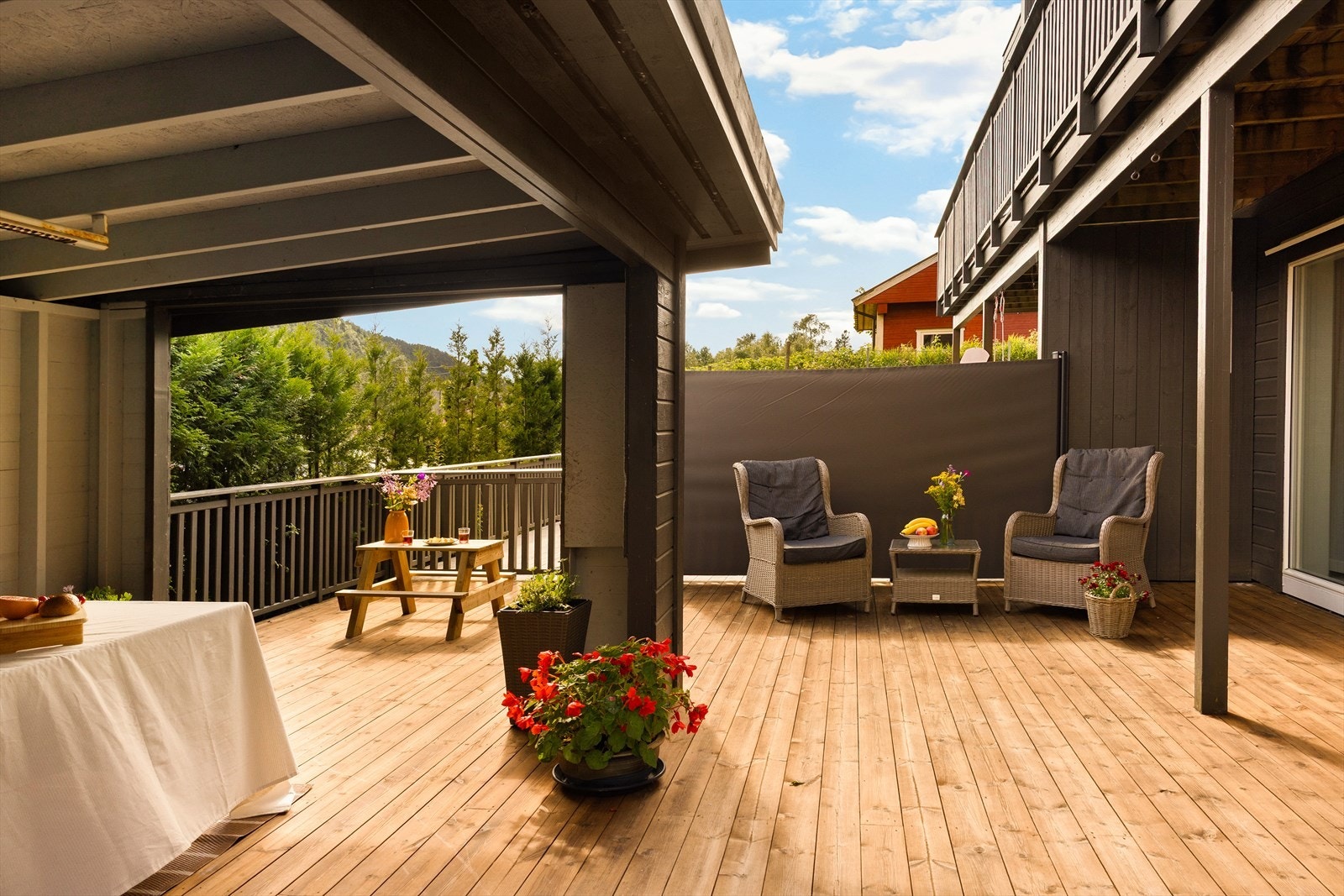 - Tilkomst til terrasse fra stuen, her er det satt opp en flott paviljong som utvider bruksmulighetene - Galleribilde